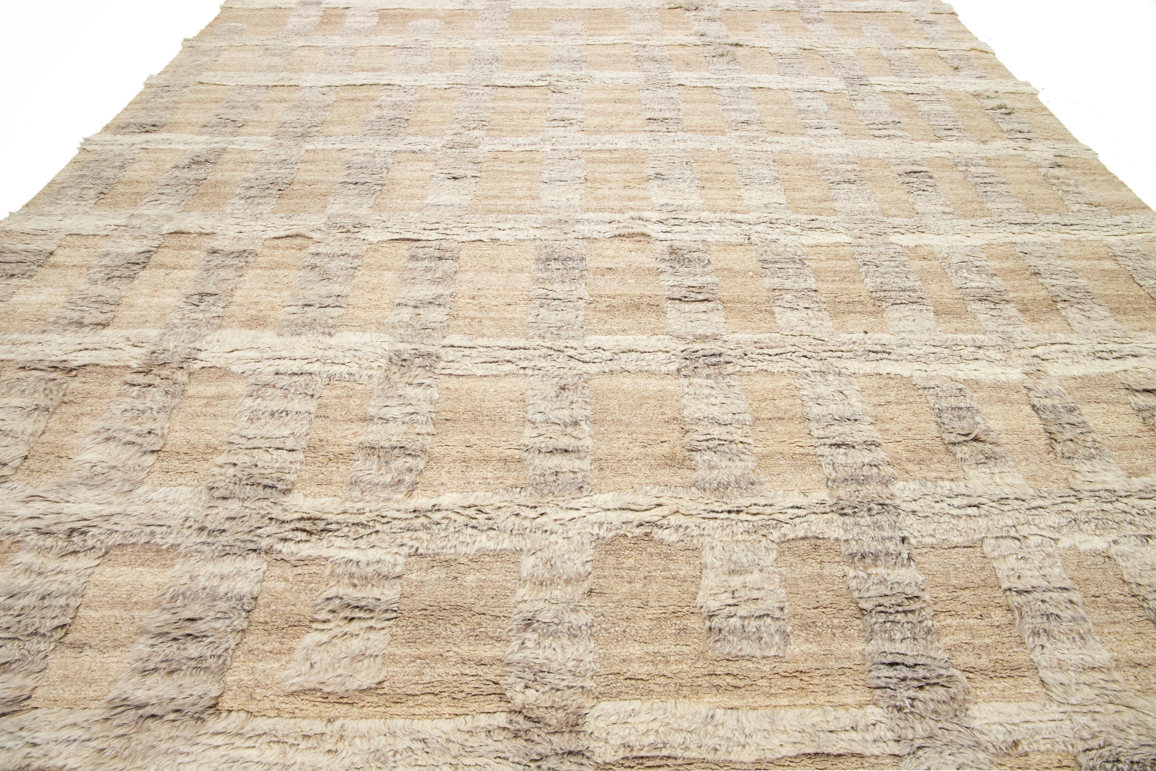 Moderner marokkanischer Teppich aus hellbrauner Wolle mit geometrischem Muster im Angebot 2
