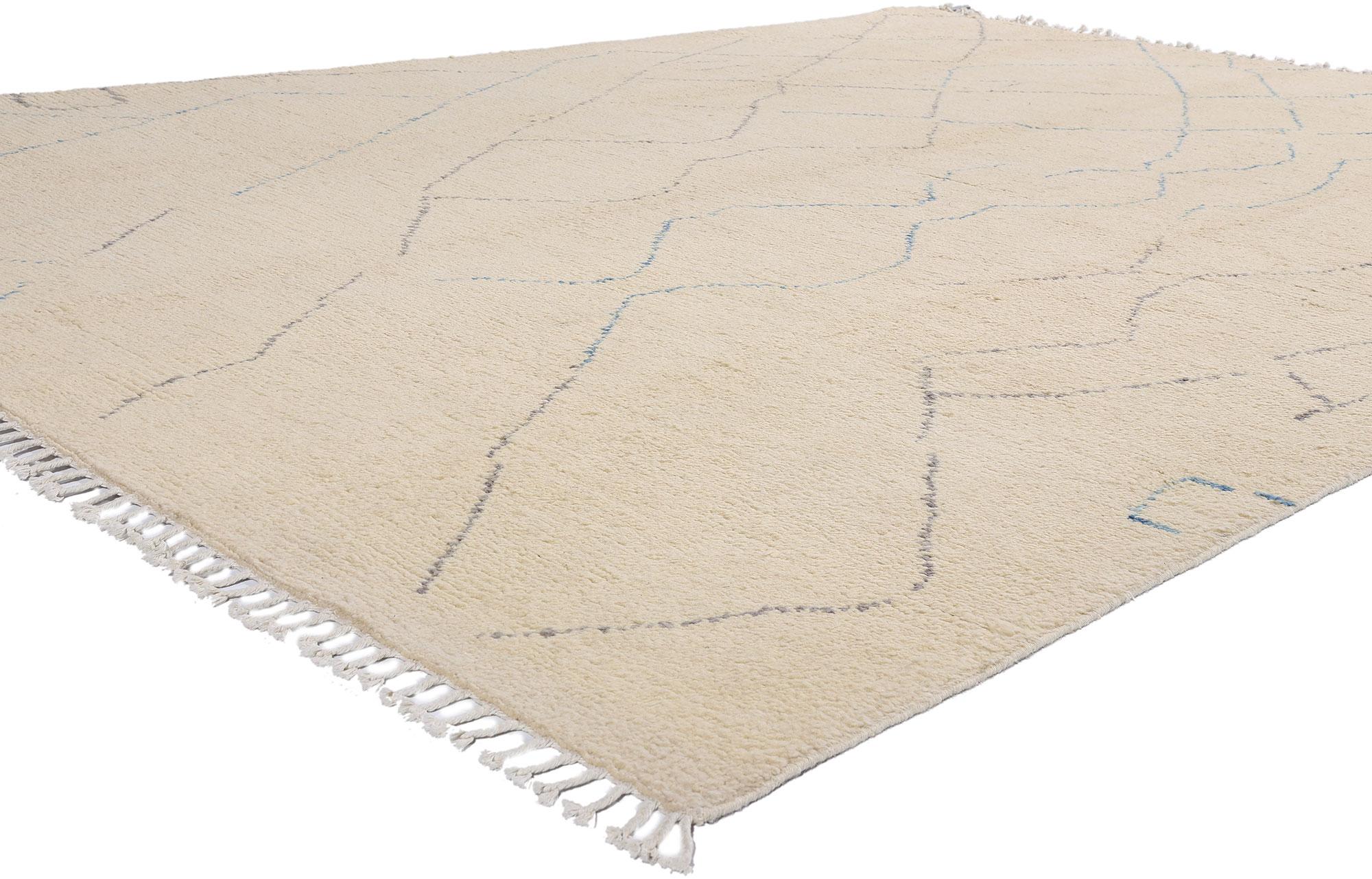 80631, nouveau tapis marocain contemporain de style boho chic et hygge. Ce tapis marocain contemporain en laine nouée à la main présente des lignes contrastées grises et bleu clair qui courent sur la longueur du fond beige sable. Les fines lignes