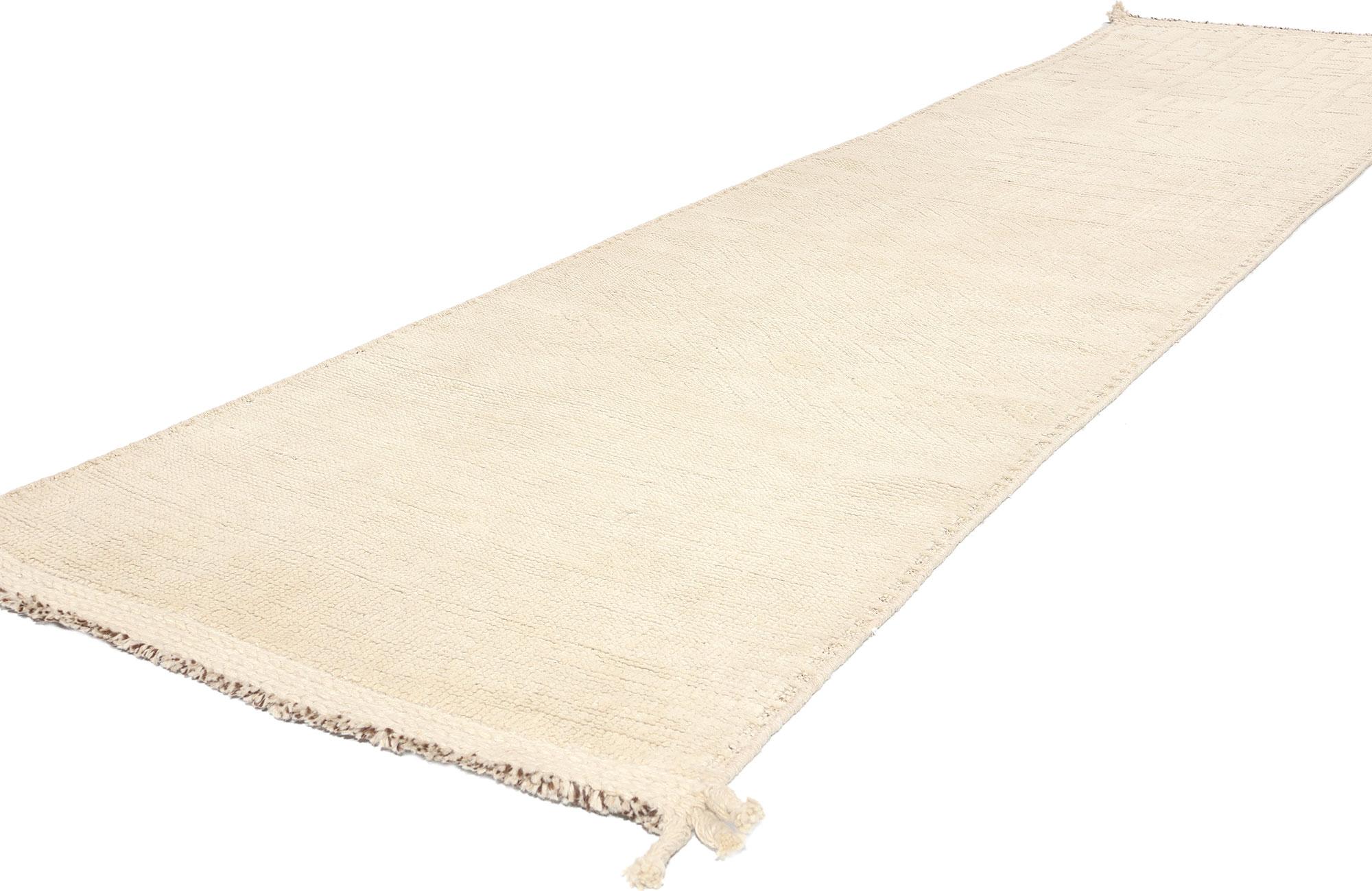 81075 Tappeto marocchino organico moderno Boho, 02'11 x 12'02. Immergiti nell'incantevole essenza del design minimalista bohémien e arricchisci il tuo spazio con questo tappeto runner Boho marocchino moderno in lana organica annodata a mano.