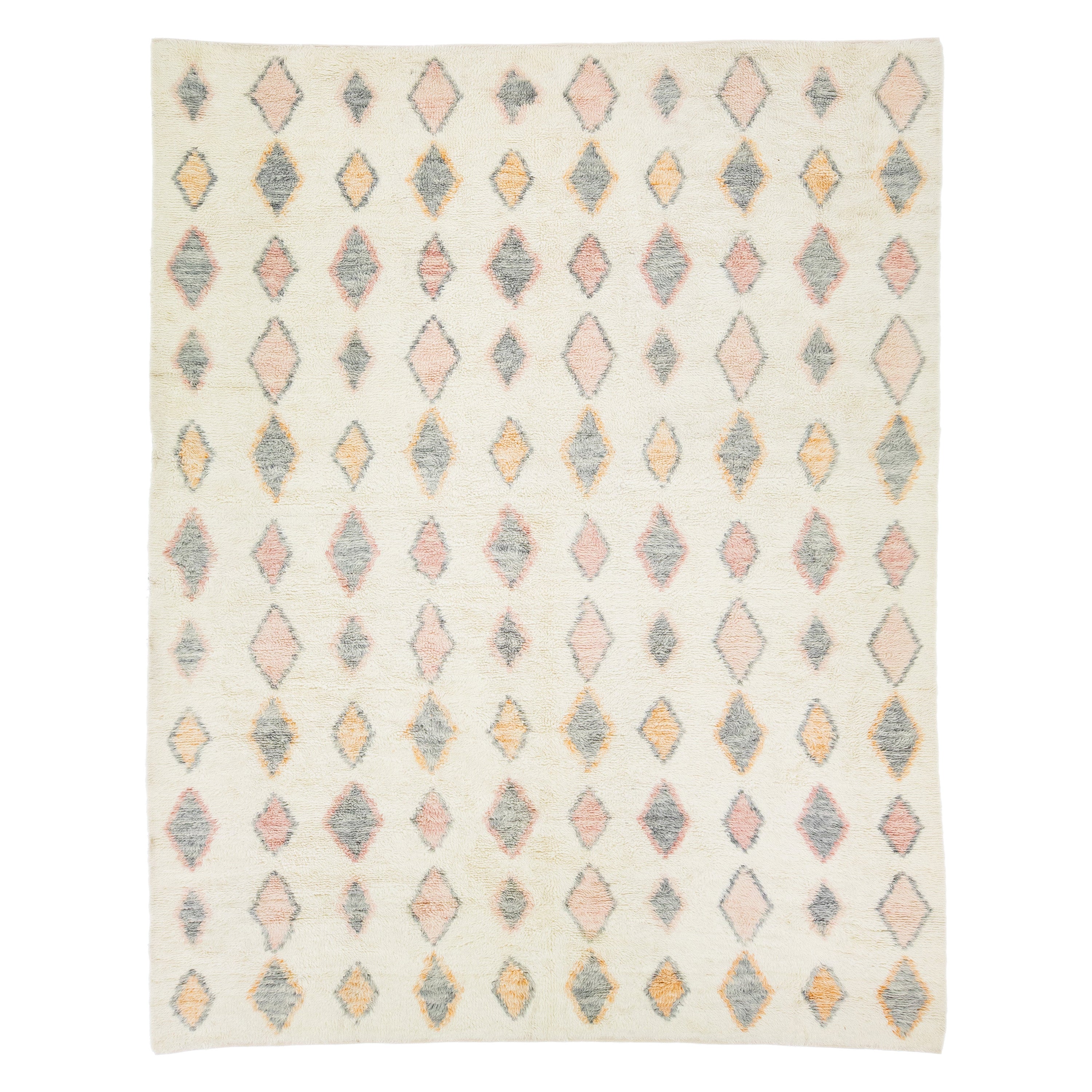 Elfenbeinfarbener, zotteliger Wollteppich im marokkanischen Stil mit geometrischem Muster im Angebot