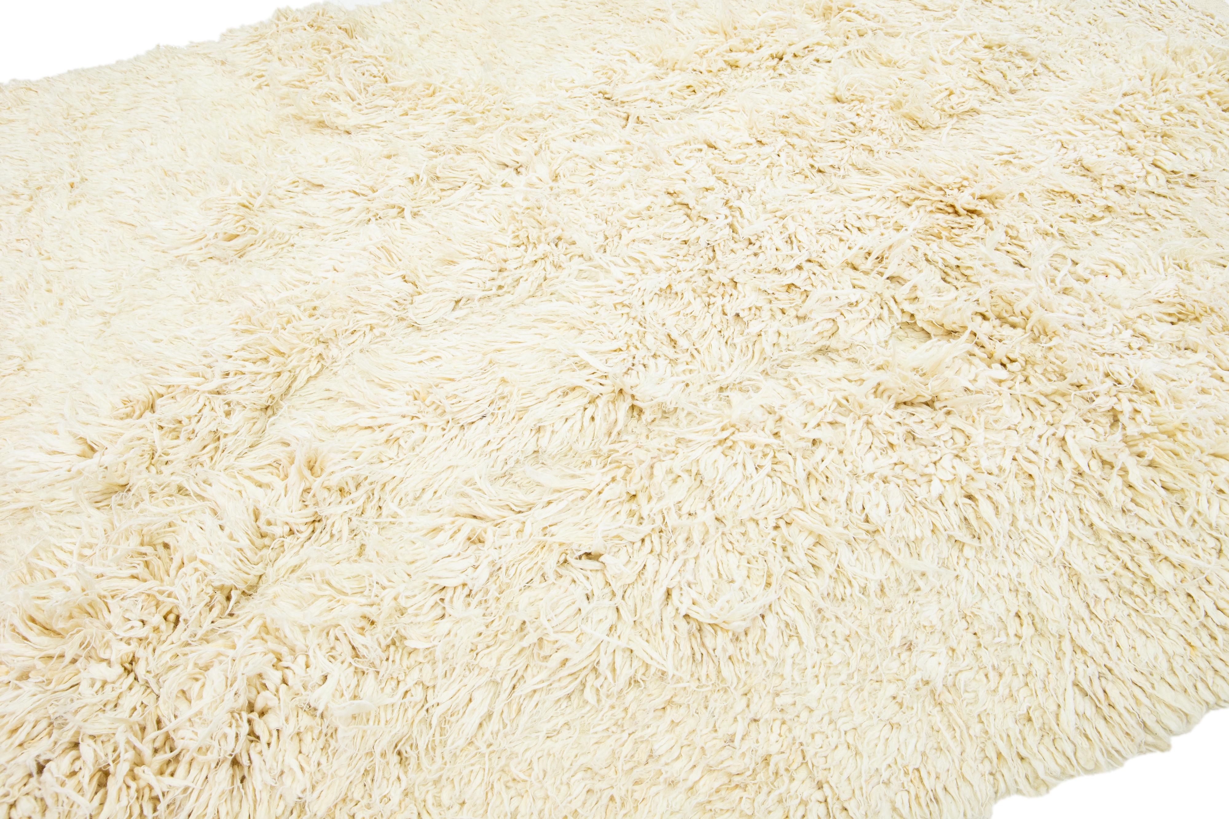 Indian Organic Modern Moroccan Style Shaggy Wool Rug In Ivory For Sale