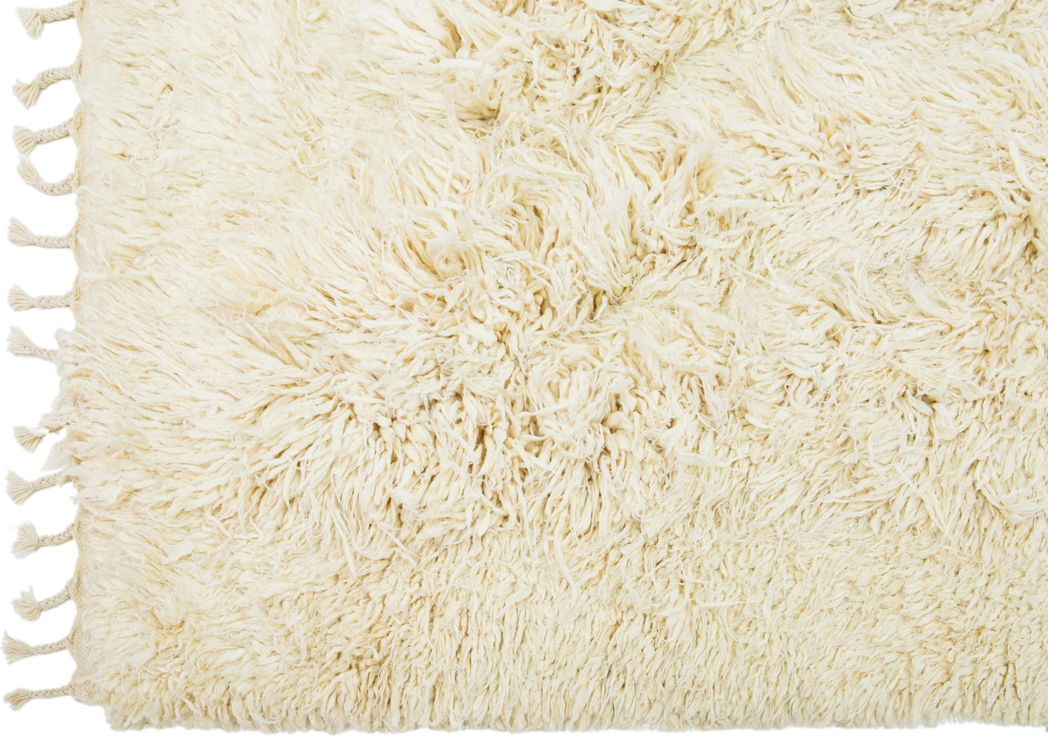 Organic Modern Moroccan Style Shaggy Wool Rug In Ivory In New Condition For Sale In Norwalk, CT