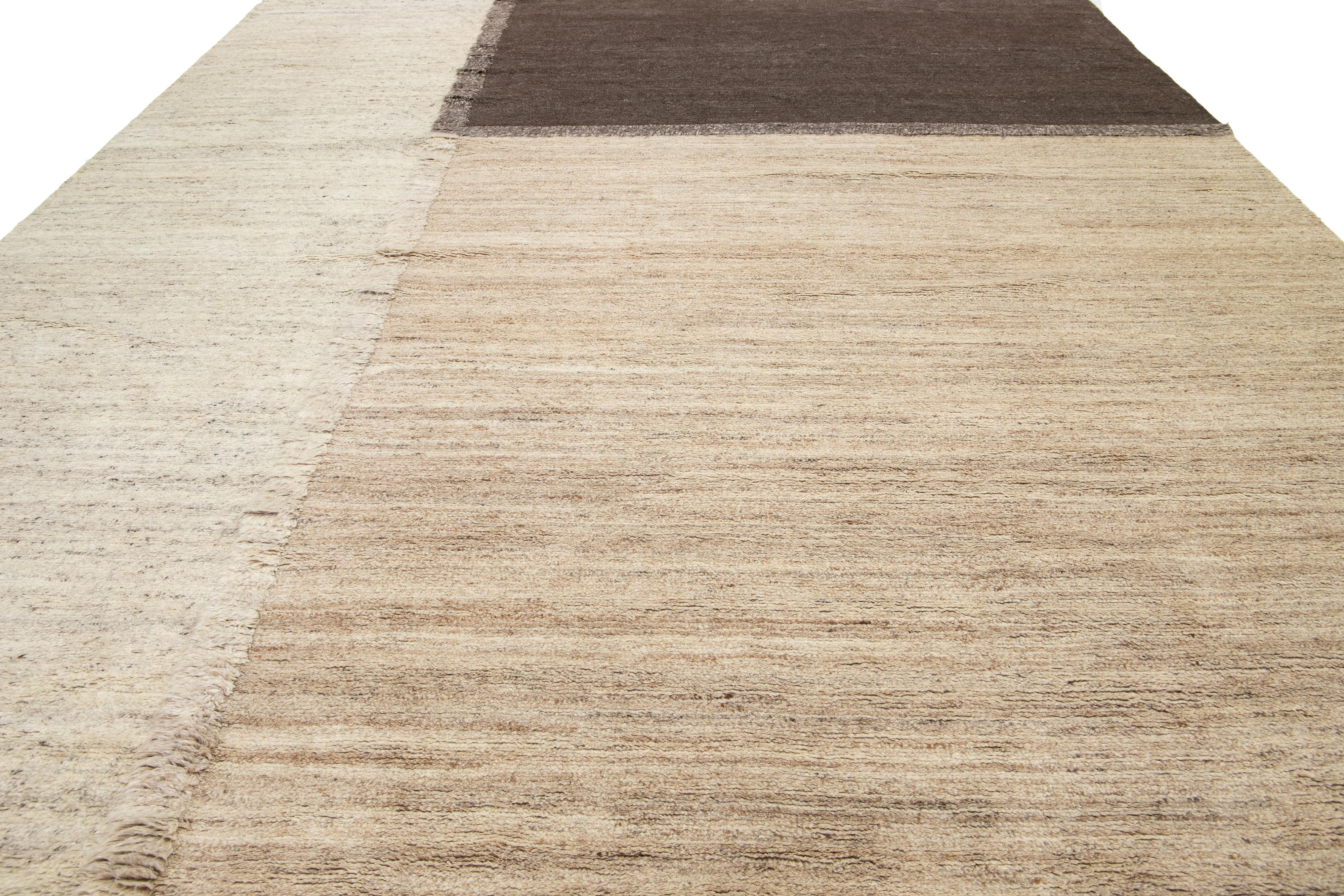Organic Modern Moroccan Wool Rug In a Beige and Brown Geometric Design For Sale 2