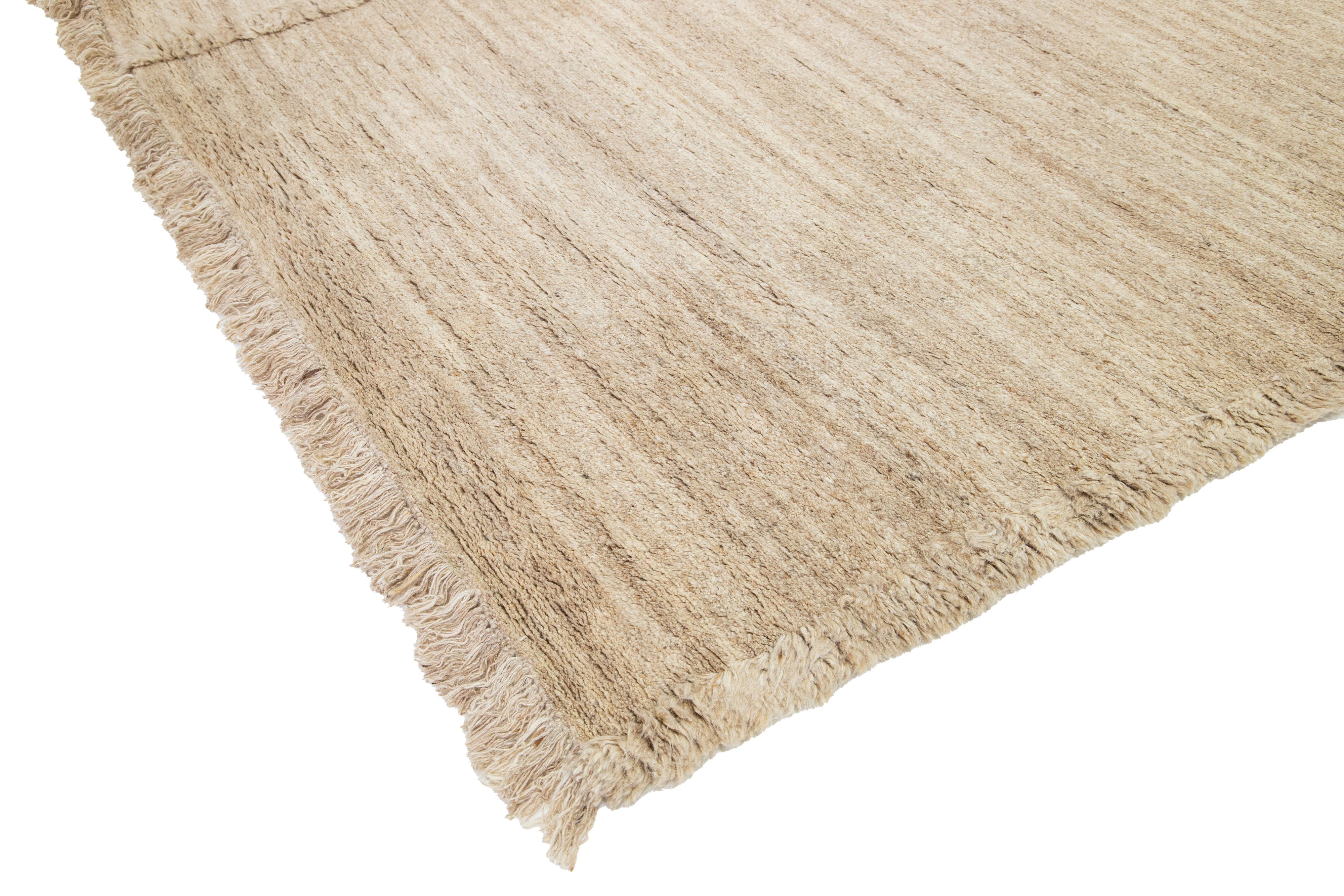 Moderner marokkanischer Wollteppich in einem soliden Light Brown Design im Angebot 3