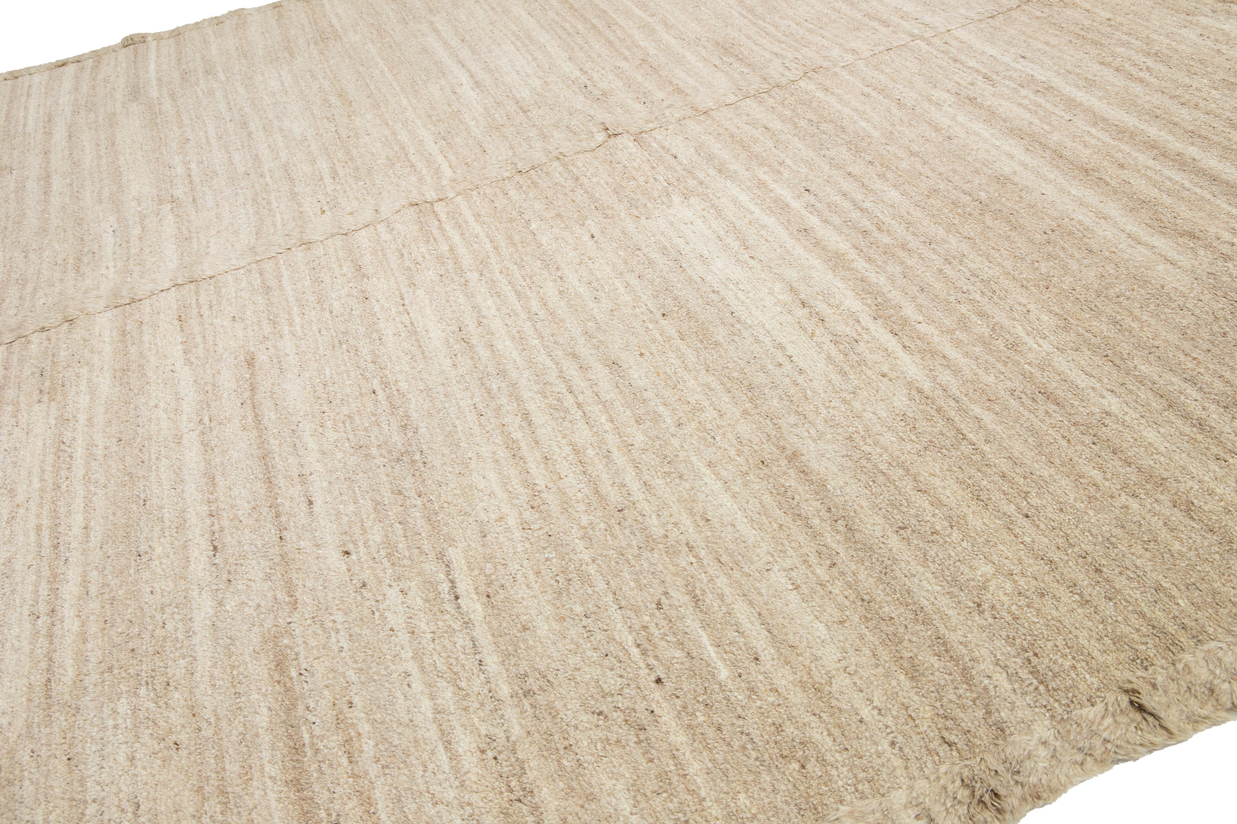 Moderner marokkanischer Wollteppich in einem soliden Light Brown Design (Indisch) im Angebot