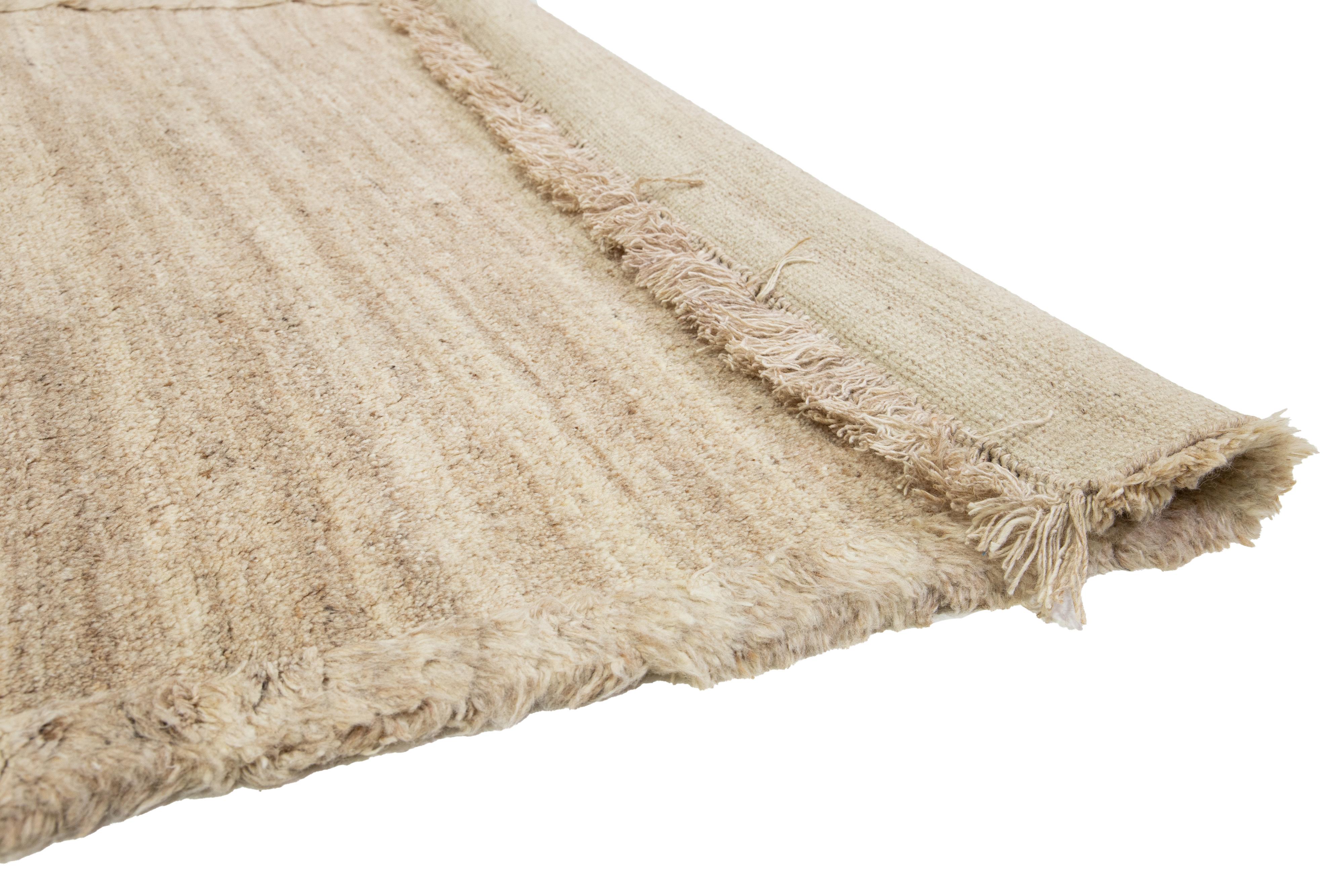 Moderner marokkanischer Wollteppich in einem soliden Light Brown Design (Handgeknüpft) im Angebot
