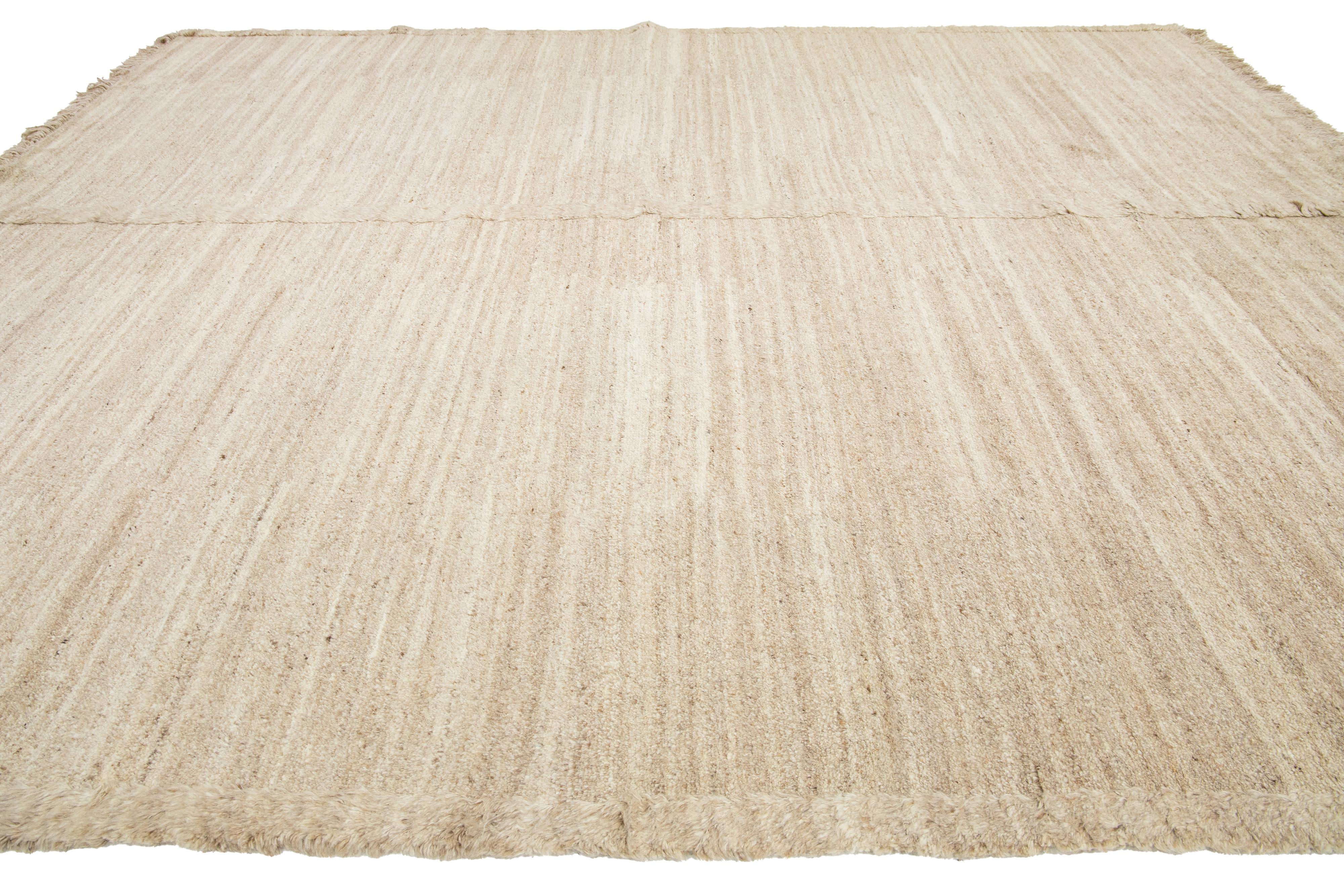 Moderner marokkanischer Wollteppich in einem soliden Light Brown Design im Zustand „Neu“ im Angebot in Norwalk, CT