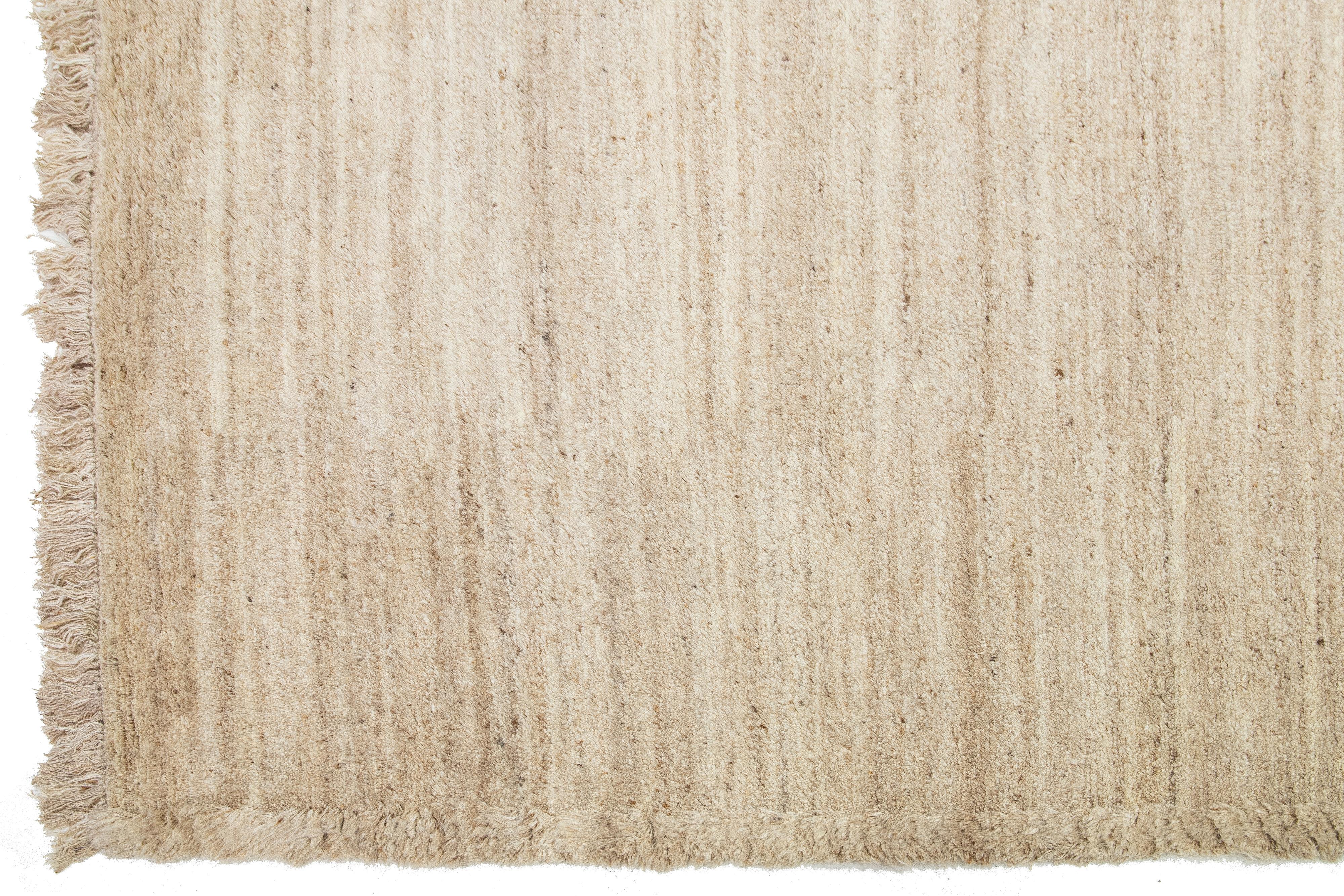 Moderner marokkanischer Wollteppich in einem soliden Light Brown Design (21. Jahrhundert und zeitgenössisch) im Angebot