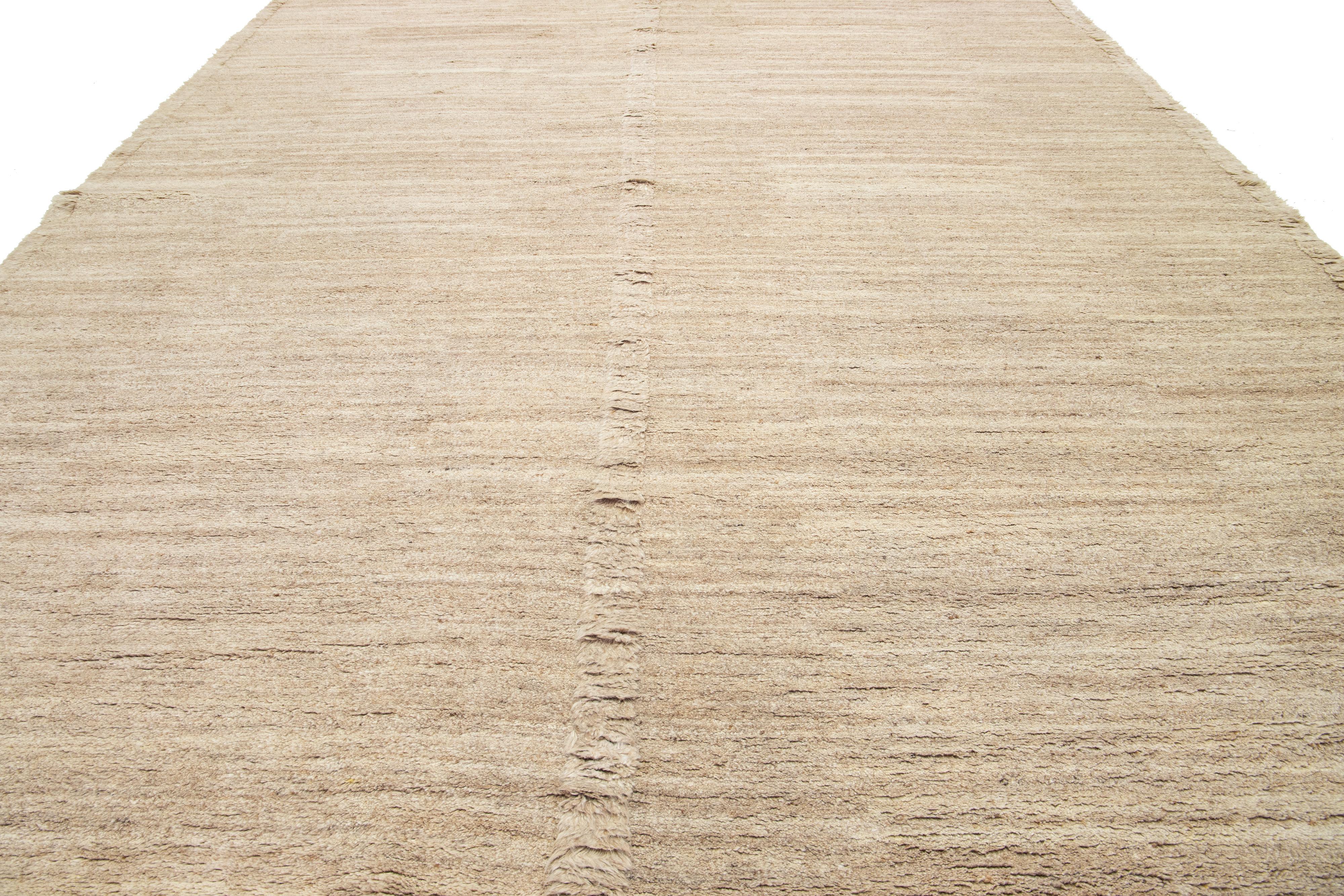 Moderner marokkanischer Wollteppich in einem soliden Light Brown Design (Wolle) im Angebot