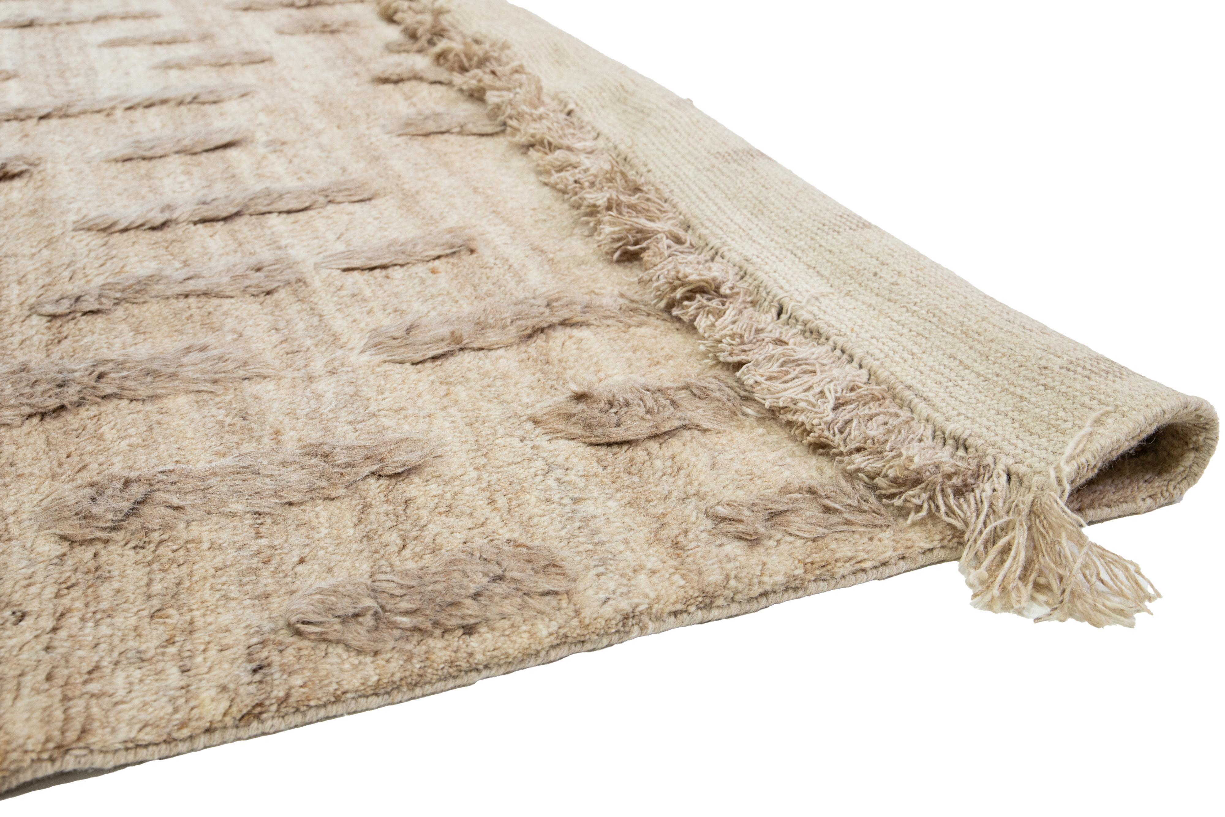Marokkanischer organischer moderner organischer Wollteppich in Beige mit geometrischem Muster im Angebot 3