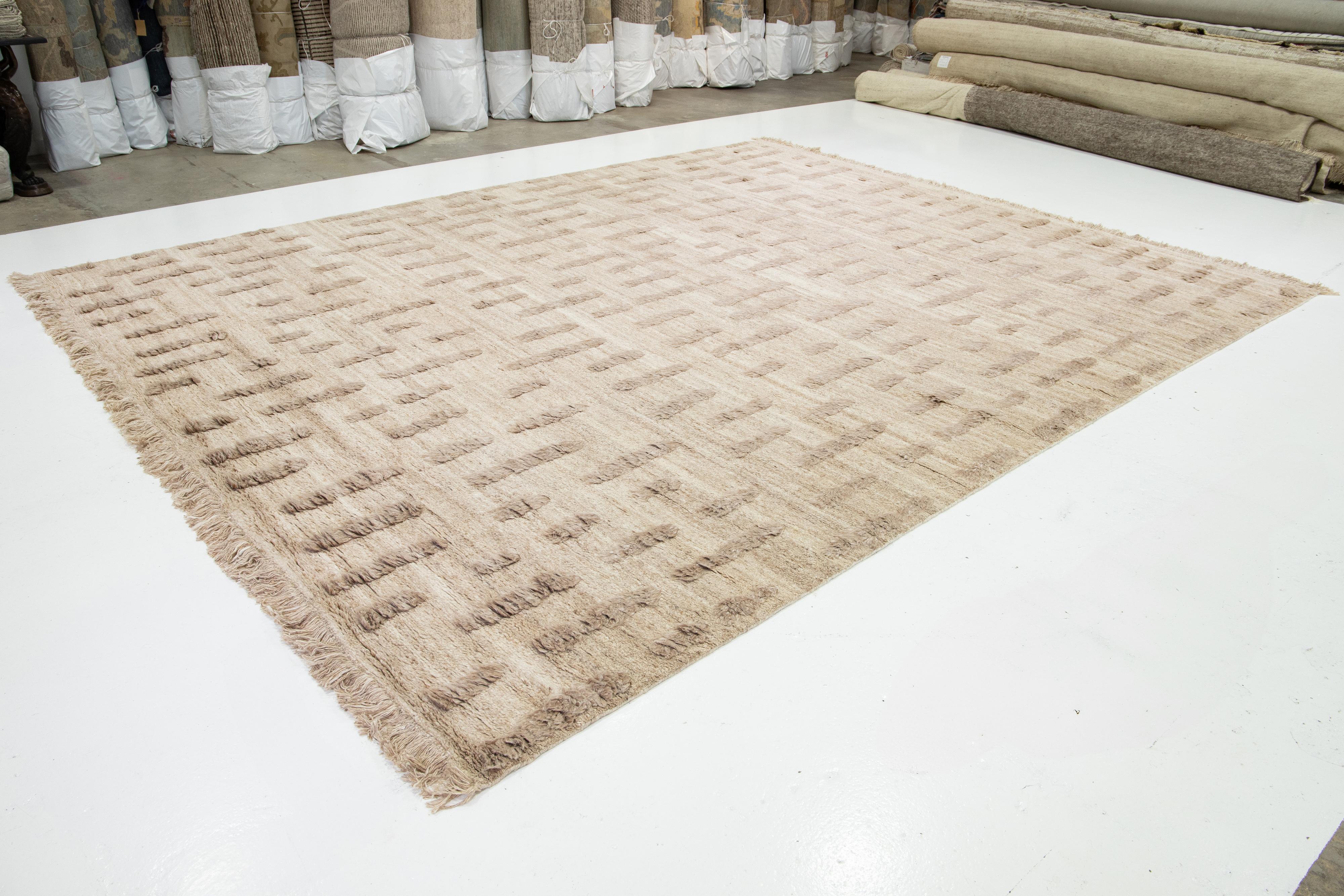 Marokkanischer organischer moderner organischer Wollteppich in Beige mit geometrischem Muster (Organische Moderne) im Angebot