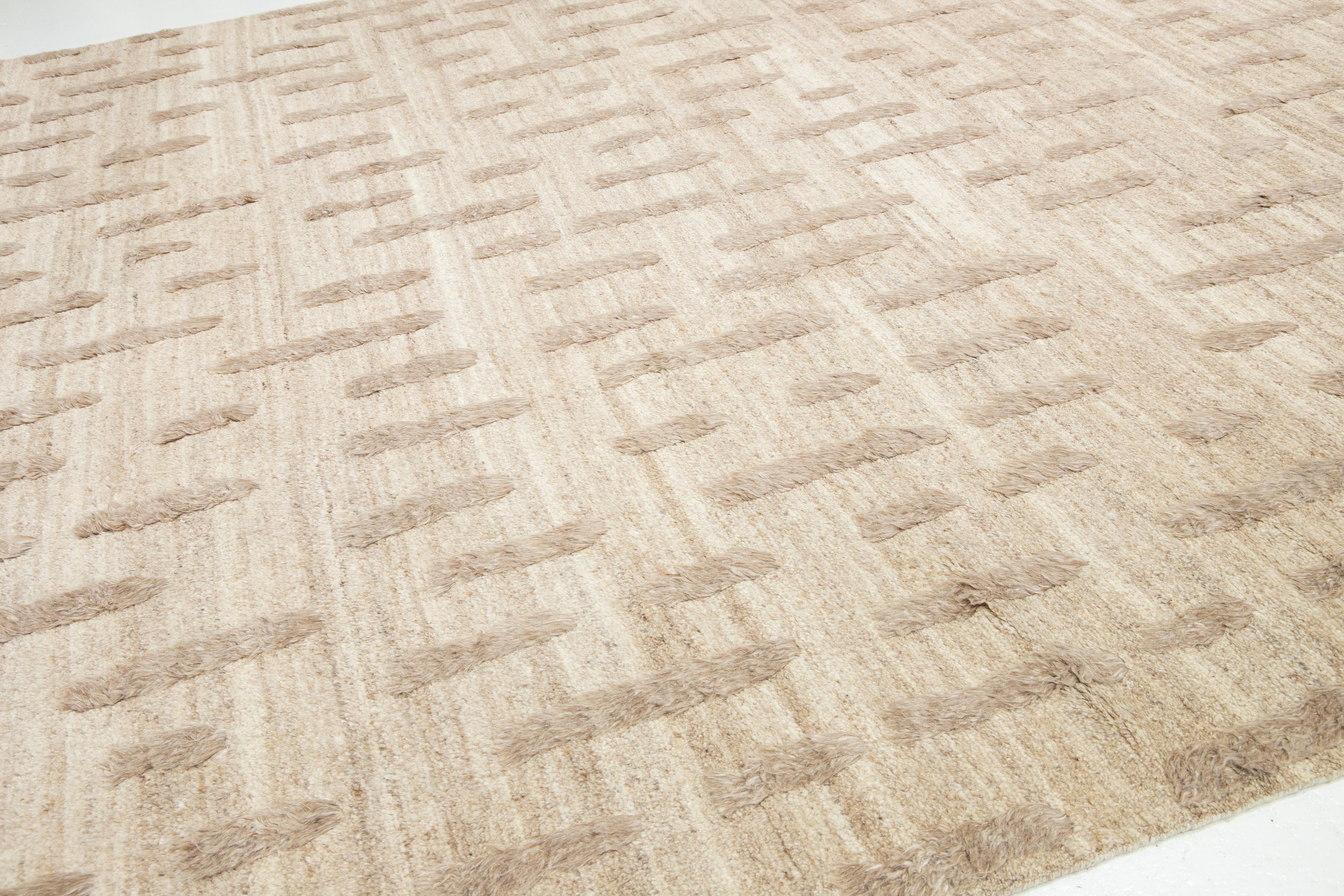 Marokkanischer organischer moderner organischer Wollteppich in Beige mit geometrischem Muster (Indisch) im Angebot