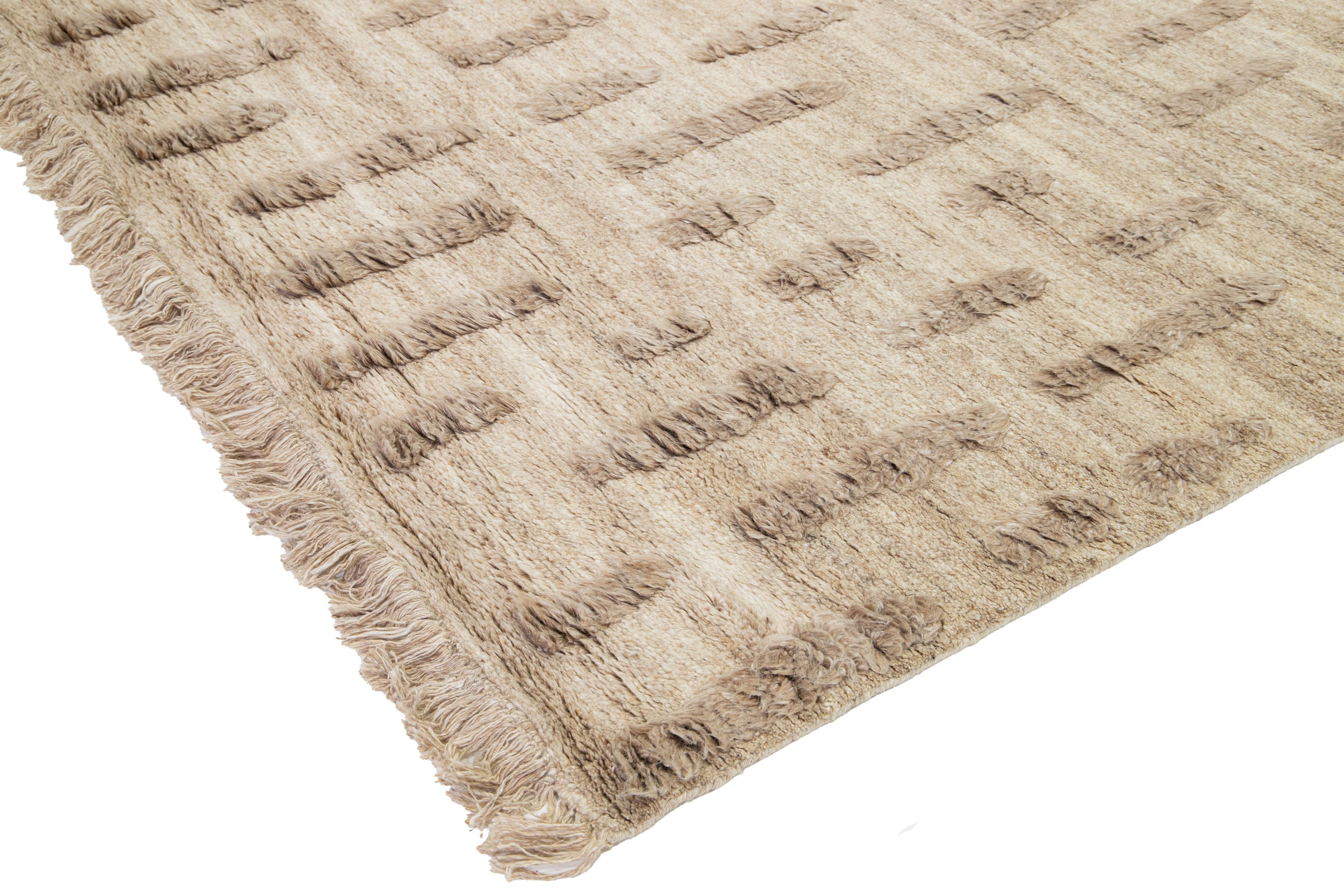 Marokkanischer organischer moderner organischer Wollteppich in Beige mit geometrischem Muster (Handgeknüpft) im Angebot