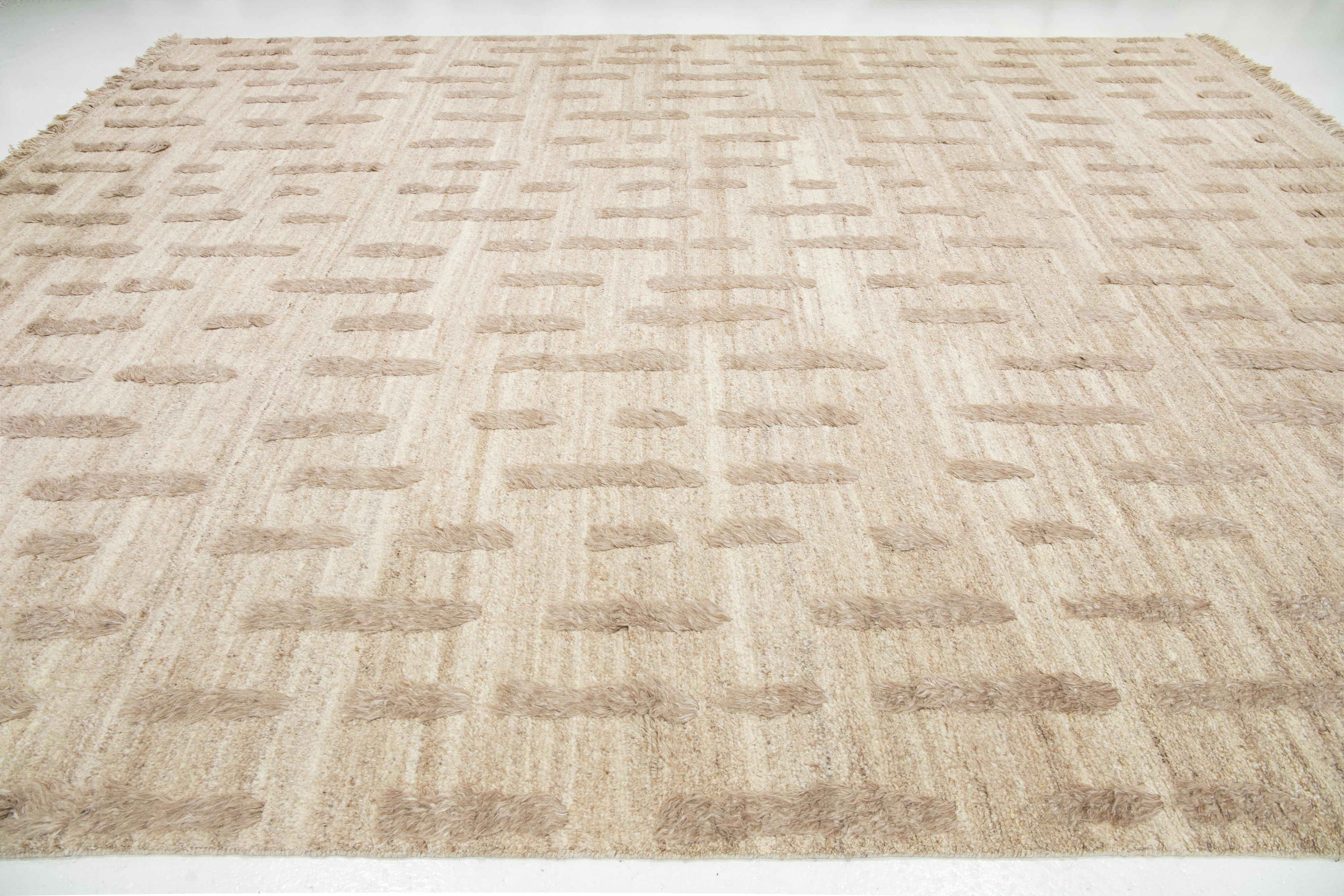 Marokkanischer organischer moderner organischer Wollteppich in Beige mit geometrischem Muster im Zustand „Neu“ im Angebot in Norwalk, CT
