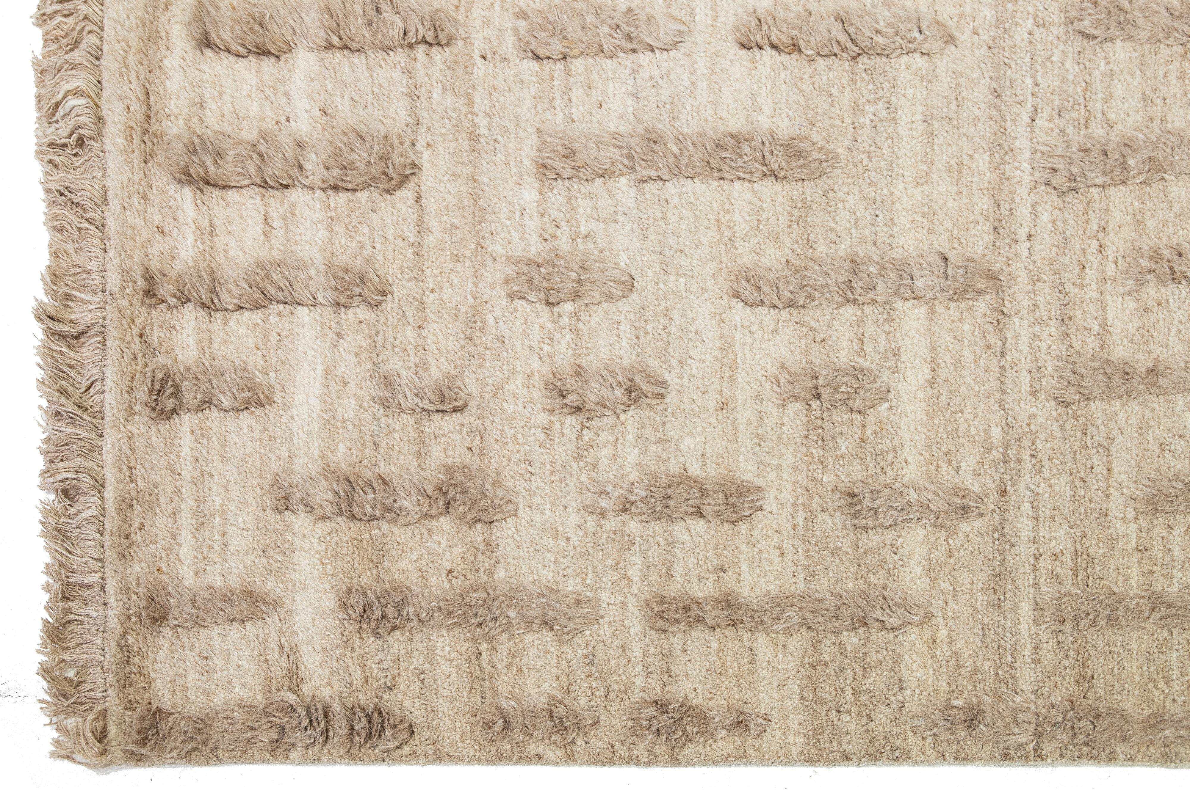 Marokkanischer organischer moderner organischer Wollteppich in Beige mit geometrischem Muster (21. Jahrhundert und zeitgenössisch) im Angebot