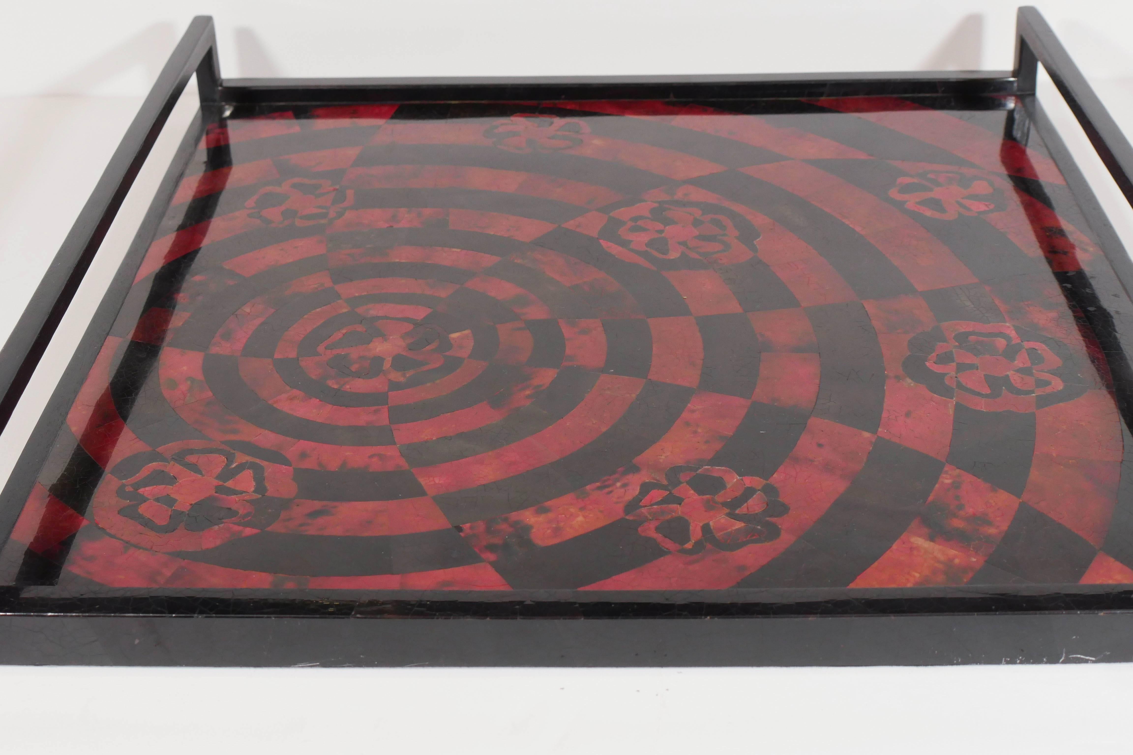 R & Y Augousti Tablett mit geometrischen Intarsien aus rot und schwarz lackierter Stiftschale (Organische Moderne) im Angebot