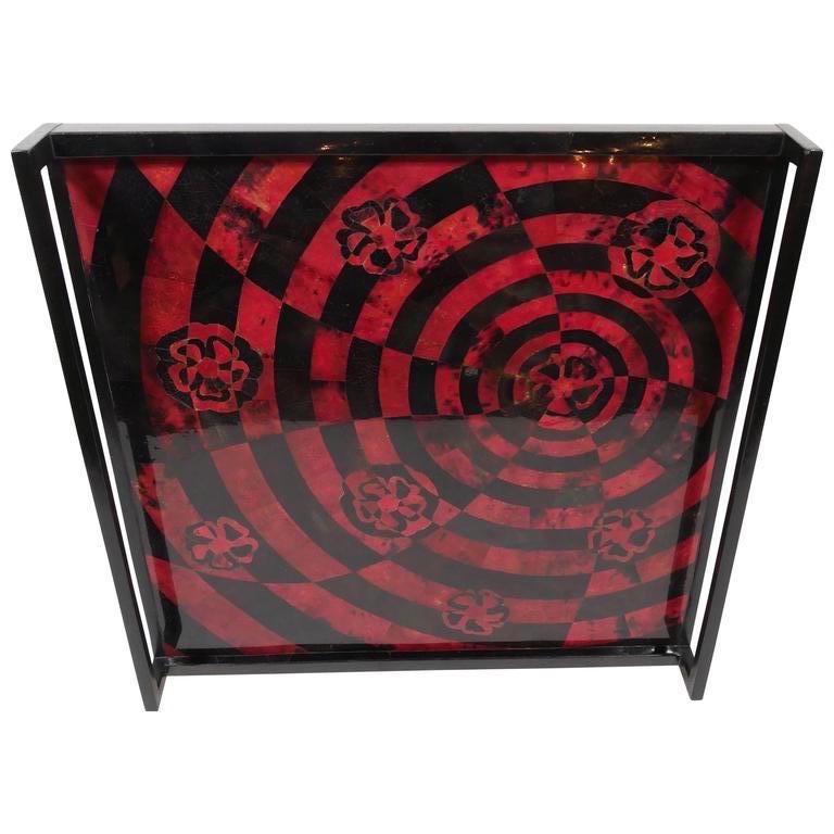 R & Y Augousti Tablett mit geometrischen Intarsien aus rot und schwarz lackierter Stiftschale (Muschel) im Angebot