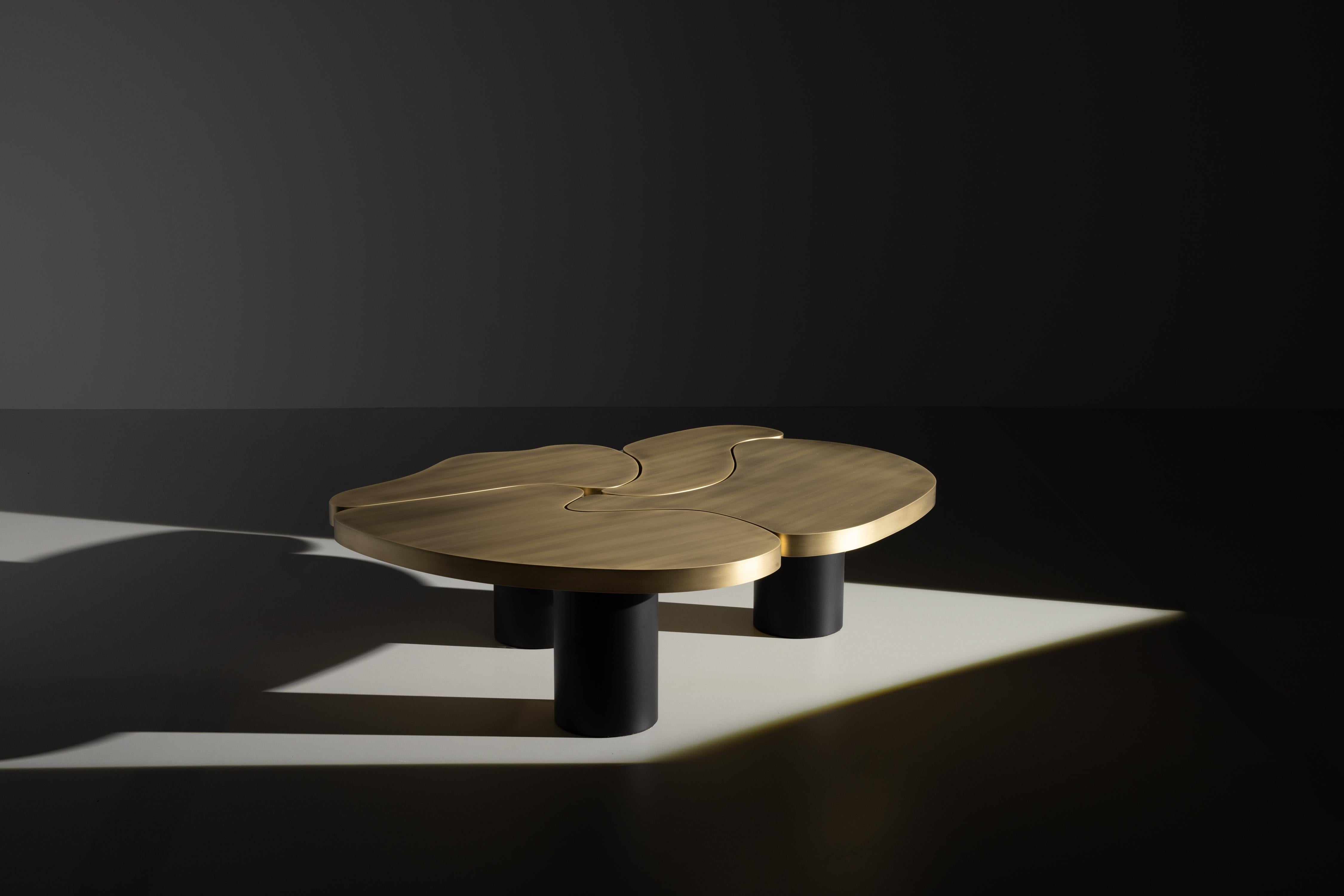 Organique Table basse moderne et organique MyBrain, laiton, ébène, fabriquée à la main par Greenapple en vente