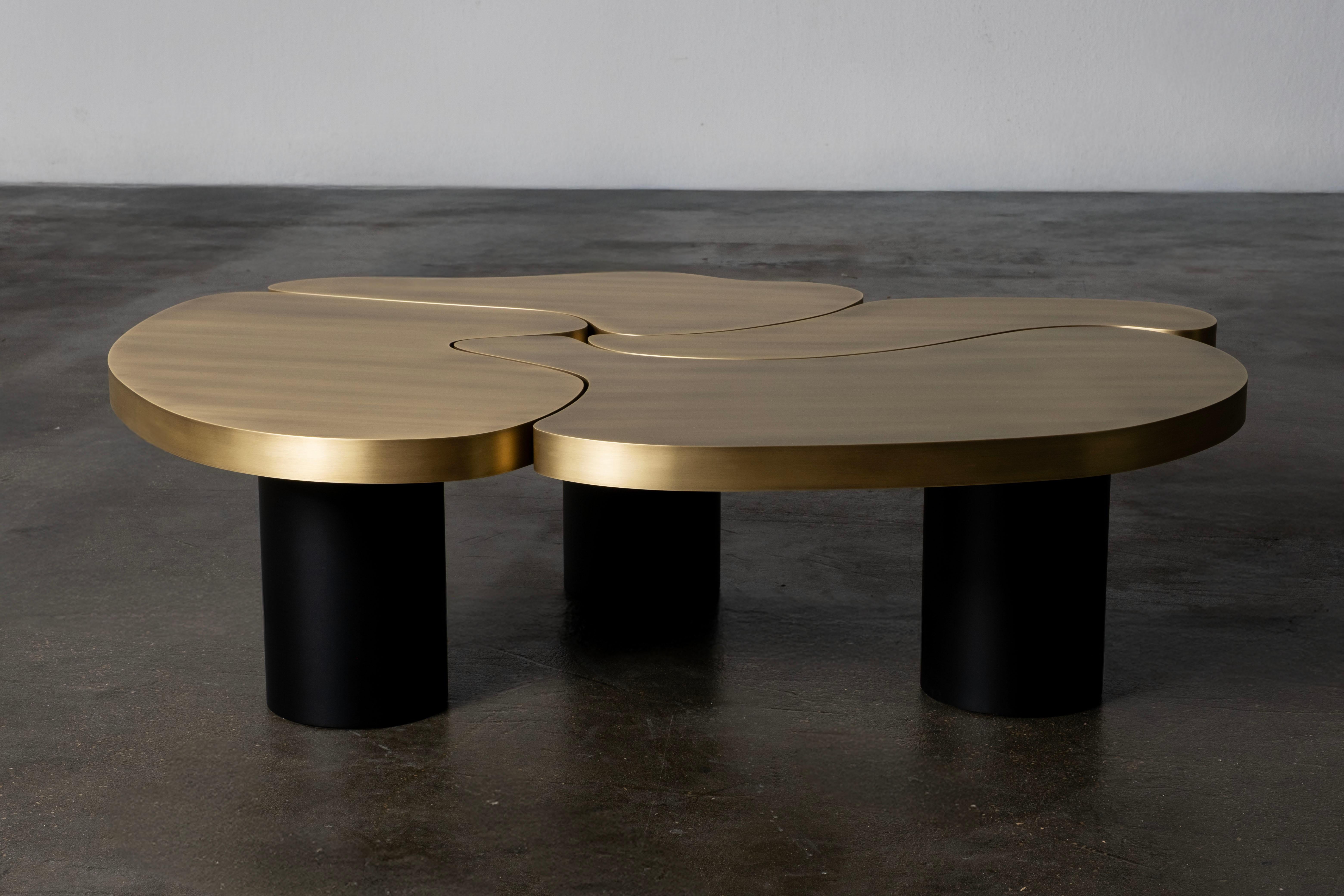 Portugais Table basse moderne et organique MyBrain, laiton, ébène, fabriquée à la main par Greenapple en vente