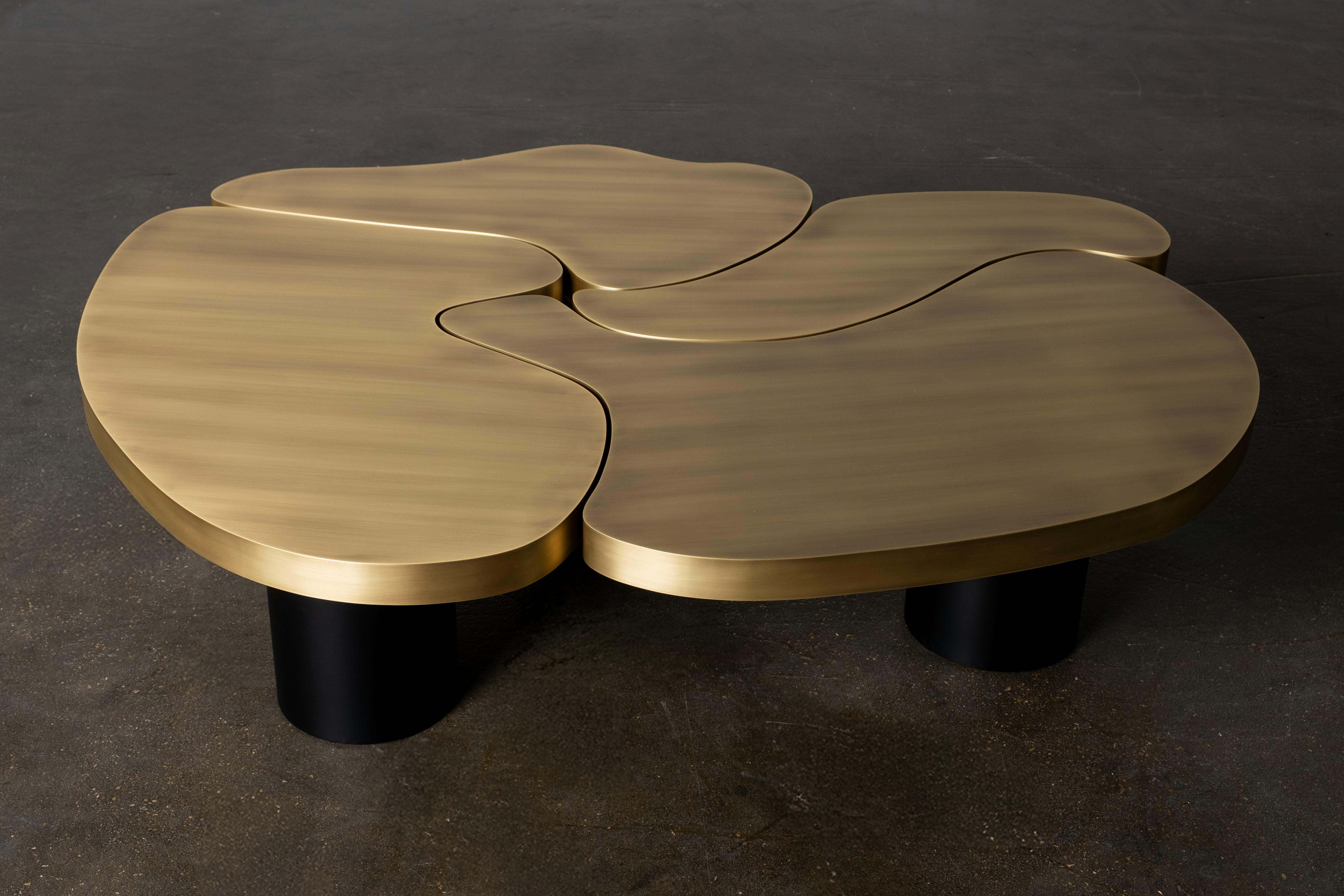 Table basse moderne et organique MyBrain, laiton, ébène, fabriquée à la main par Greenapple en vente 1