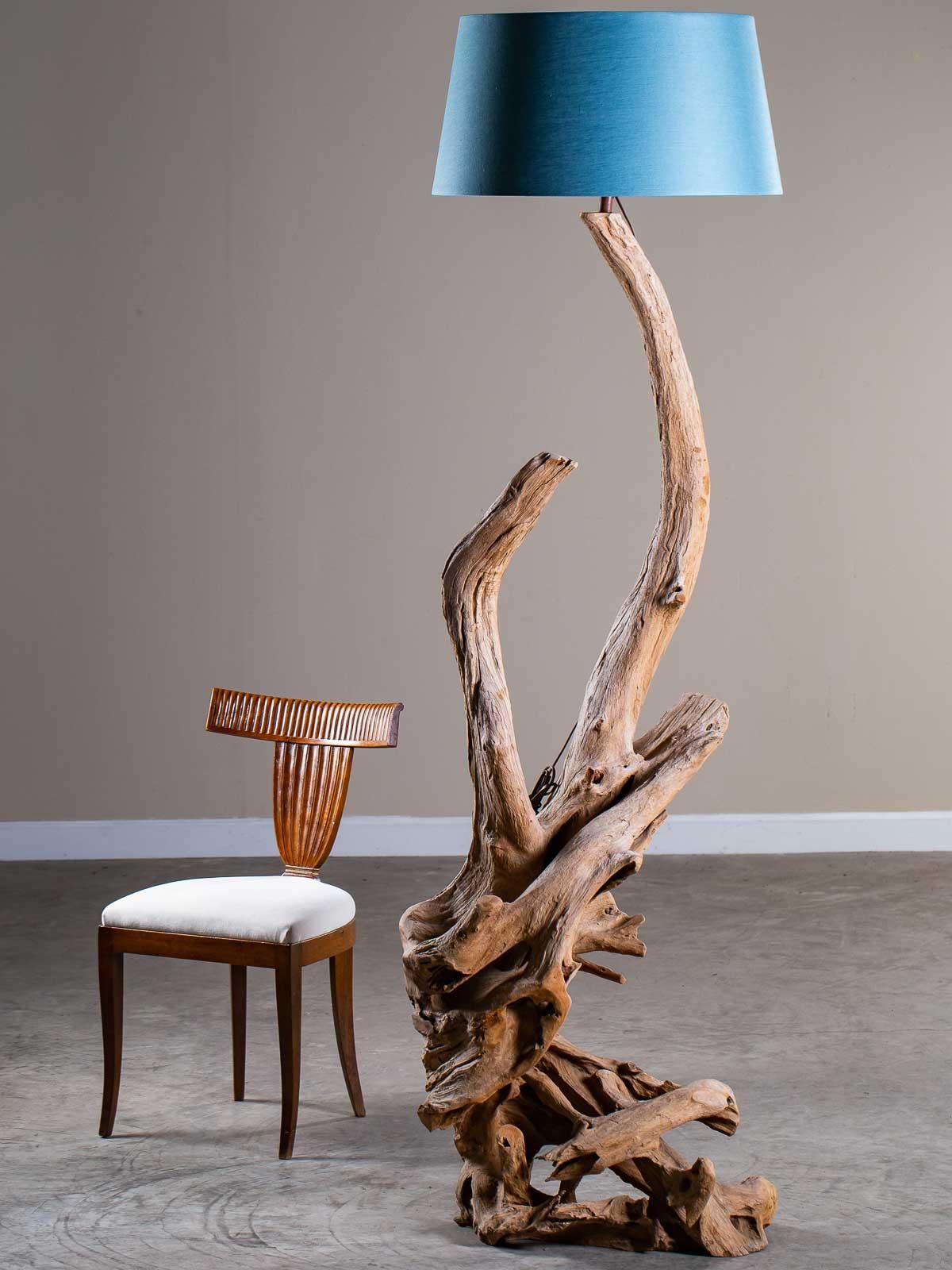 Incroyable lampadaire organique moderne en bois flotté, entièrement fabriqué par la nature. Récolté sur les côtes de l'Asie du Sud-Est, ce lampadaire unique en son genre présente tous les signes naturels d'avoir été brassé dans l'océan. Le jeu de