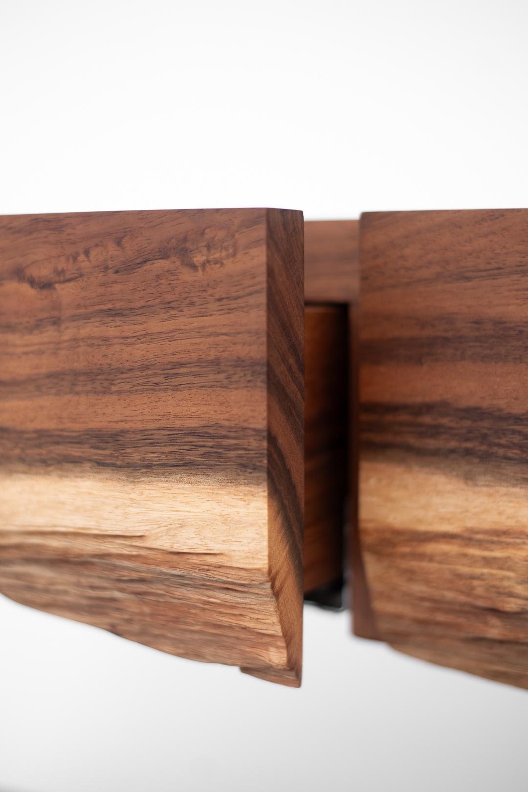 Modernes Sideboard mit lebendiger Kante aus karibischem Nussbaumholz (Organische Moderne) im Angebot