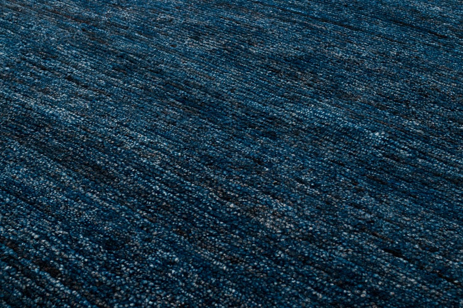 Alfombra orgánica moderna de lana índigo natural con damero by Joseph Carini Moderno orgánico en venta