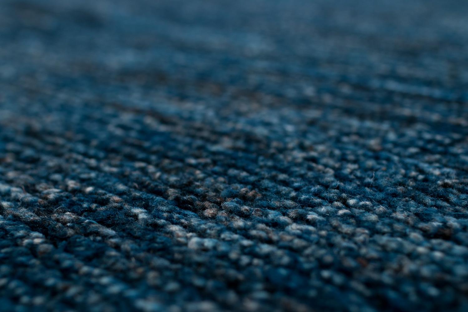 Alfombra orgánica moderna de lana índigo natural con damero by Joseph Carini Nepalés en venta
