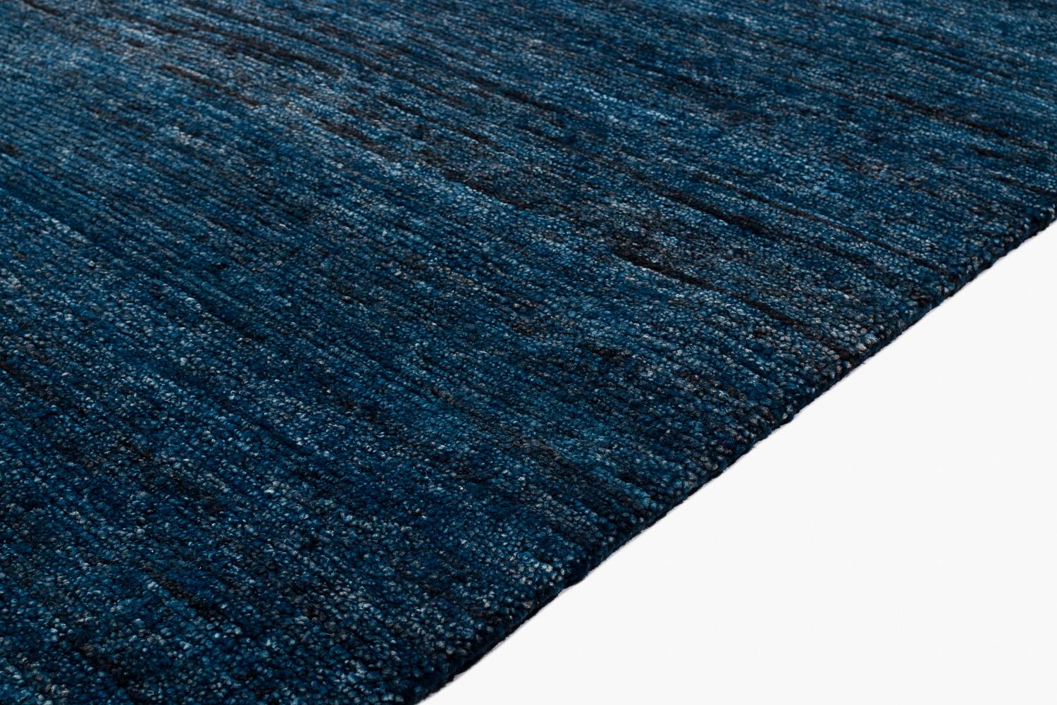 Alfombra orgánica moderna de lana índigo natural con damero by Joseph Carini Siglo XXI y contemporáneo en venta