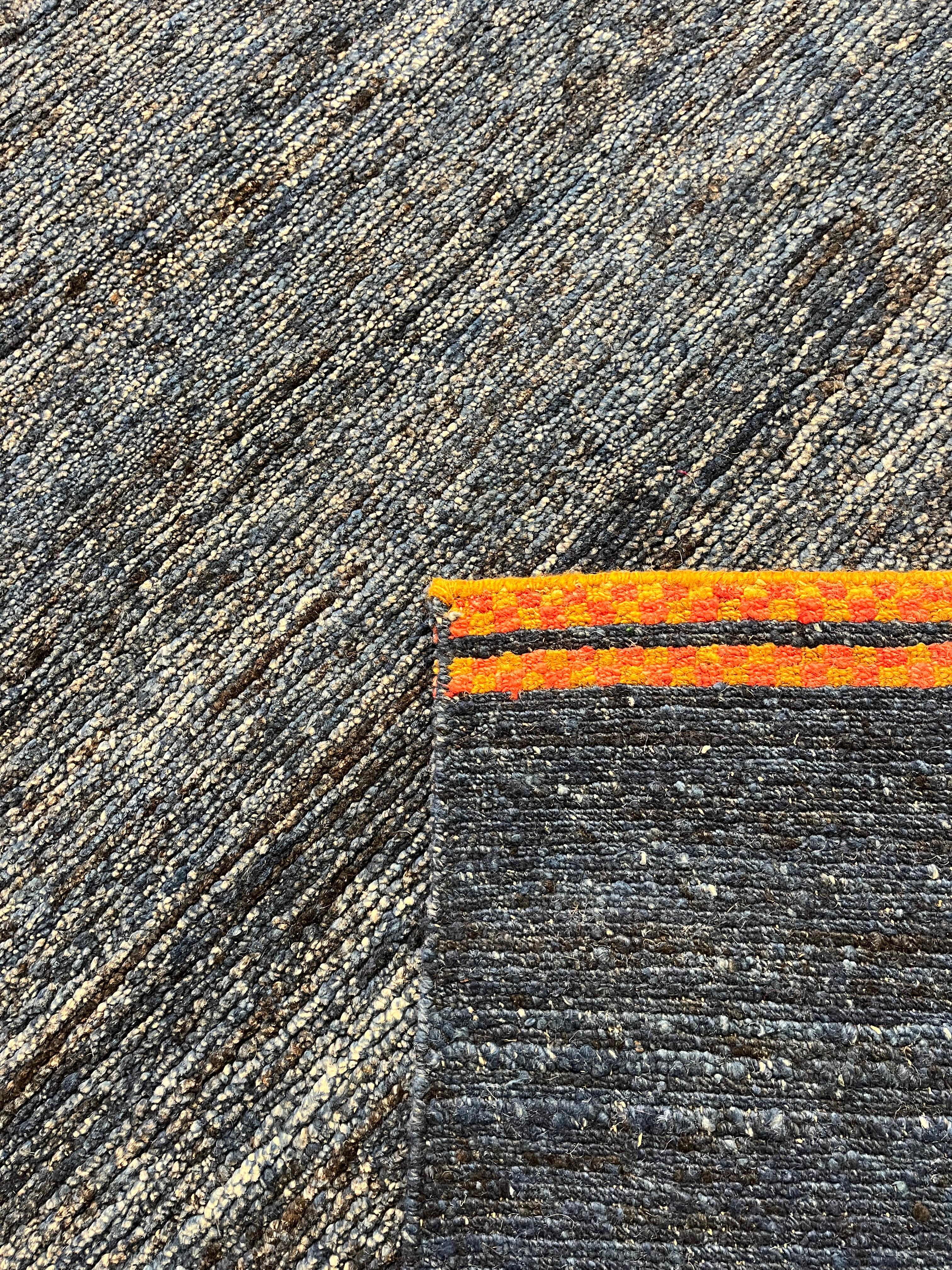 Alfombra orgánica moderna de lana índigo natural con damero by Joseph Carini en venta 1