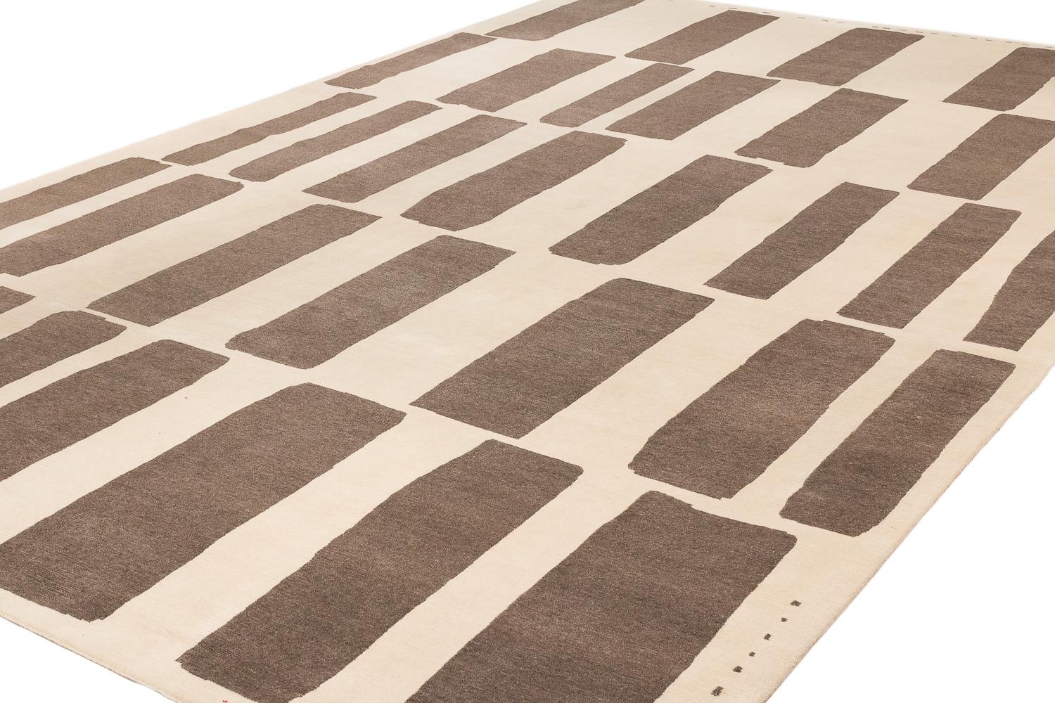 Coco Drum es un diseño clásico de Carini. Aquí en lana blanca natural con bloques marrones teñidos con tintes vegetales naturales. Esta alfombra es una alfombra usada, pero sólo ha mejorado con los años. La pátina de la lana la ha hecho aún más