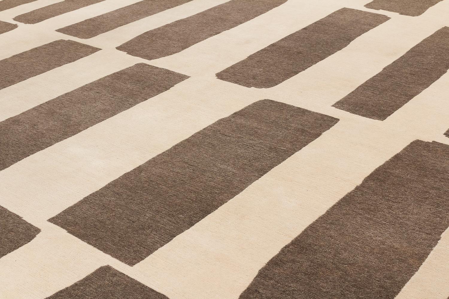 Alfombra moderna orgánica de lana natural y marrón chocolate Coco Drum by Joseph Carini Moderno orgánico en venta
