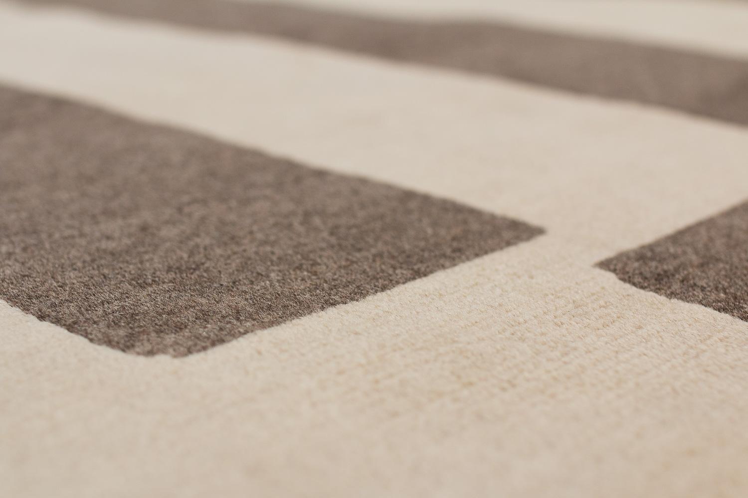Alfombra moderna orgánica de lana natural y marrón chocolate Coco Drum by Joseph Carini Anudado a mano en venta
