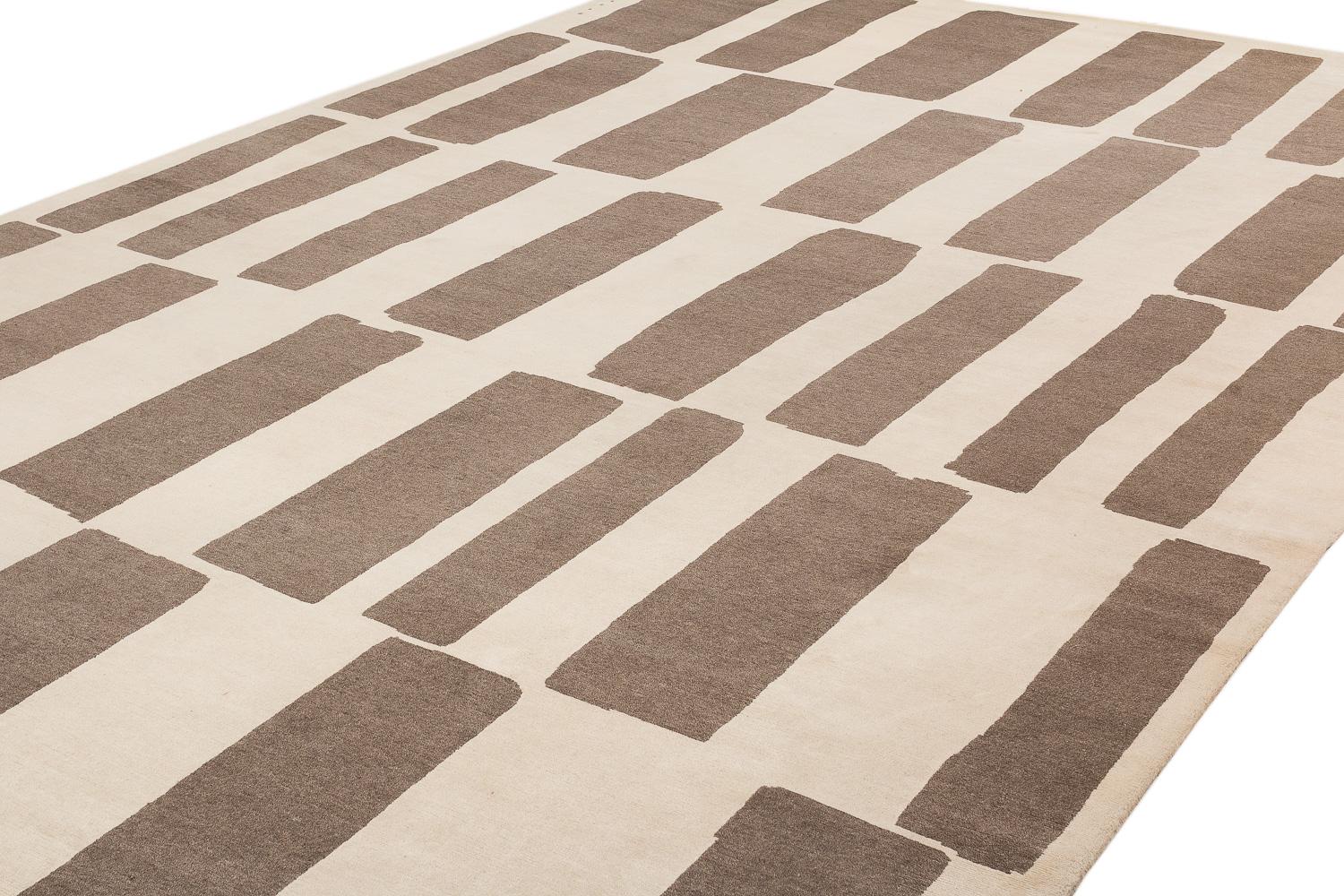 Alfombra moderna orgánica de lana natural y marrón chocolate Coco Drum by Joseph Carini en Excelente estado para la venta en New York, NY