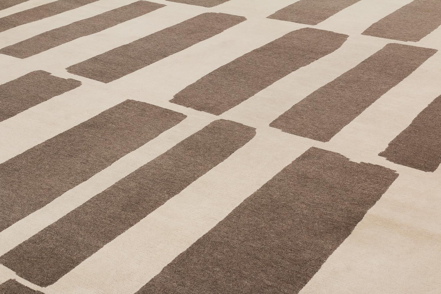 Alfombra moderna orgánica de lana natural y marrón chocolate Coco Drum by Joseph Carini Siglo XXI y contemporáneo en venta