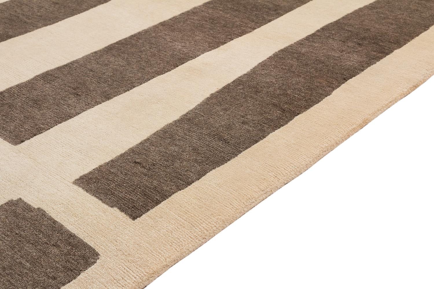 Alfombra moderna orgánica de lana natural y marrón chocolate Coco Drum by Joseph Carini Lana en venta
