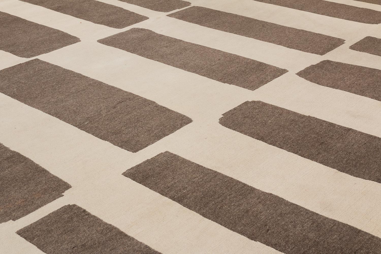 Alfombra moderna orgánica de lana natural y marrón chocolate Coco Drum by Joseph Carini en venta 1
