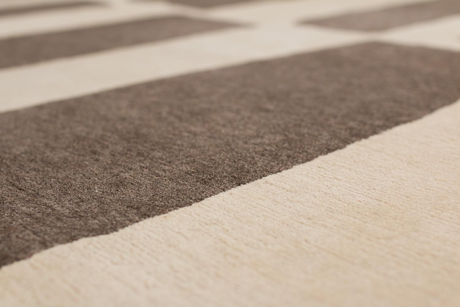 Alfombra moderna orgánica de lana natural y marrón chocolate Coco Drum by Joseph Carini Nepalés en venta