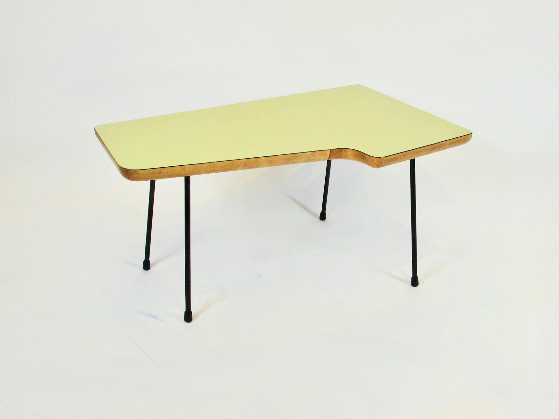 Organic Modern Occasional Table Attributed to Ray Komai and Carter Winter Studio In Good Condition For Sale In Ferndale, MI