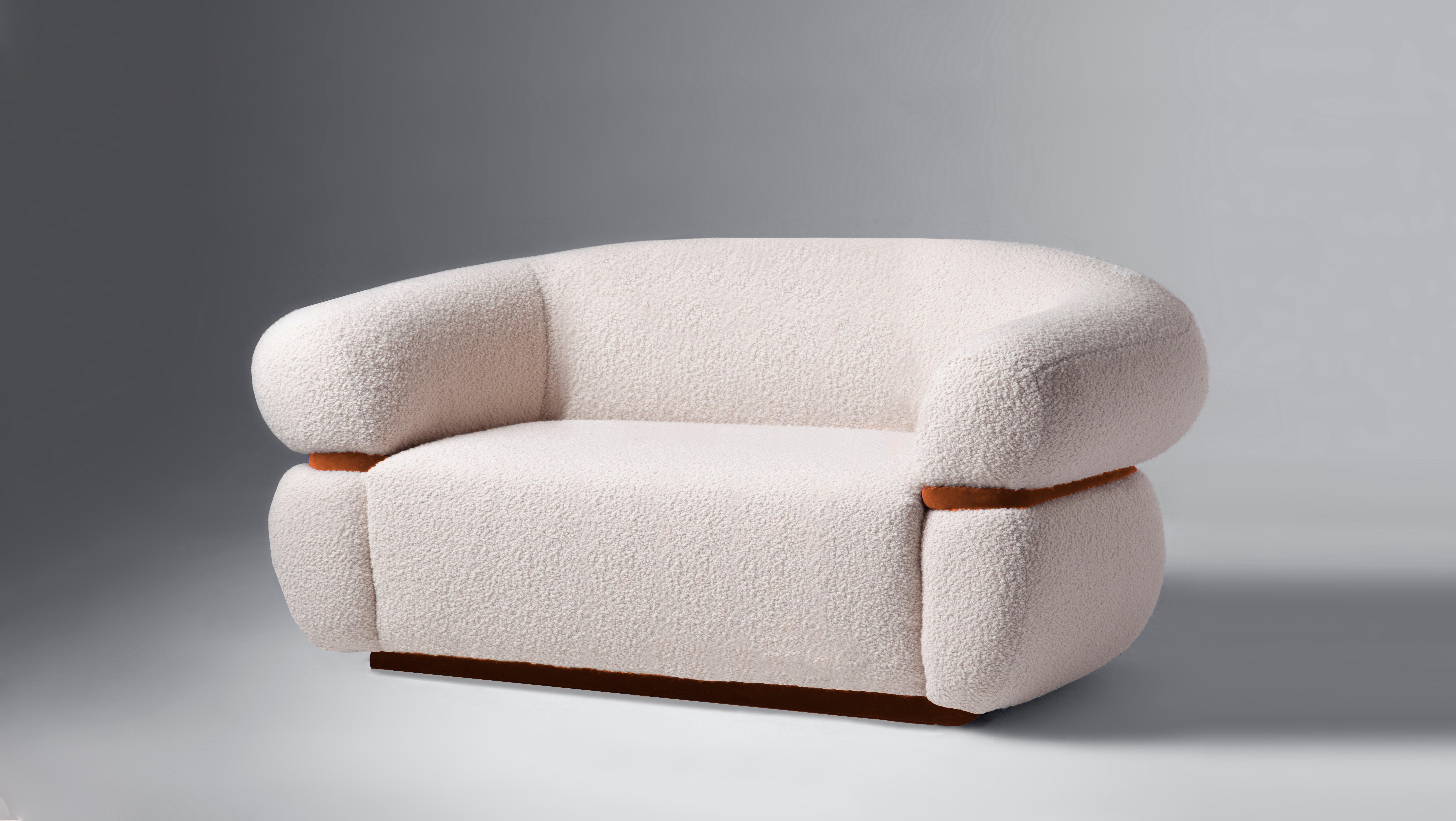 Wie eine warme Umarmung empfängt Sie das Malibu Sofa zum Verweilen und Entspannen. Als gehobene Hommage an das goldene Zeitalter des Midcentury-Designs und der organischen Architektur strahlt er durch seine ungewöhnlichen Proportionen und starken