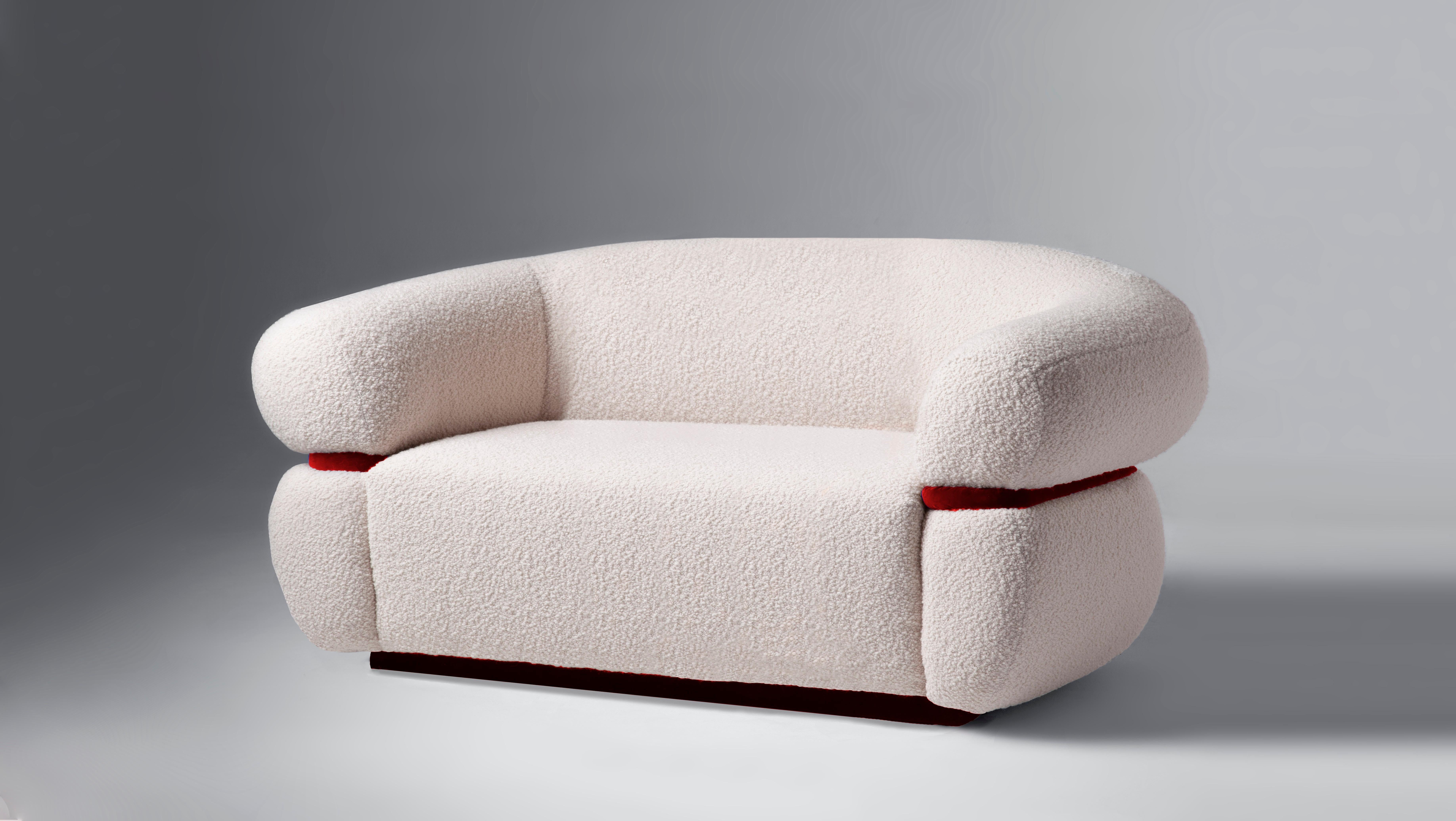 Wie eine warme Umarmung empfängt Sie das Malibu Sofa zum Verweilen und Entspannen. Als gehobene Hommage an das goldene Zeitalter des Midcentury-Designs und der organischen Architektur strahlt er durch seine ungewöhnlichen Proportionen und starken