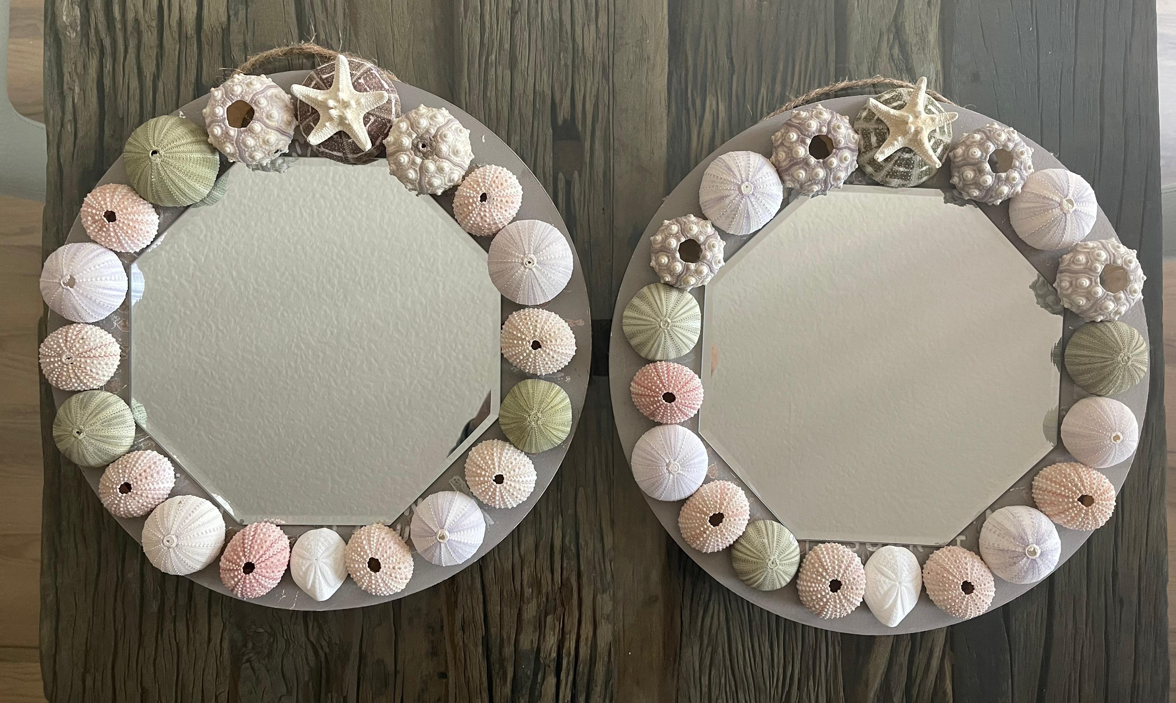 Paire unique de miroirs muraux octogonaux ronds Organic Modern incrustés de coquillages organiques présélectionnés - oursins. 15
