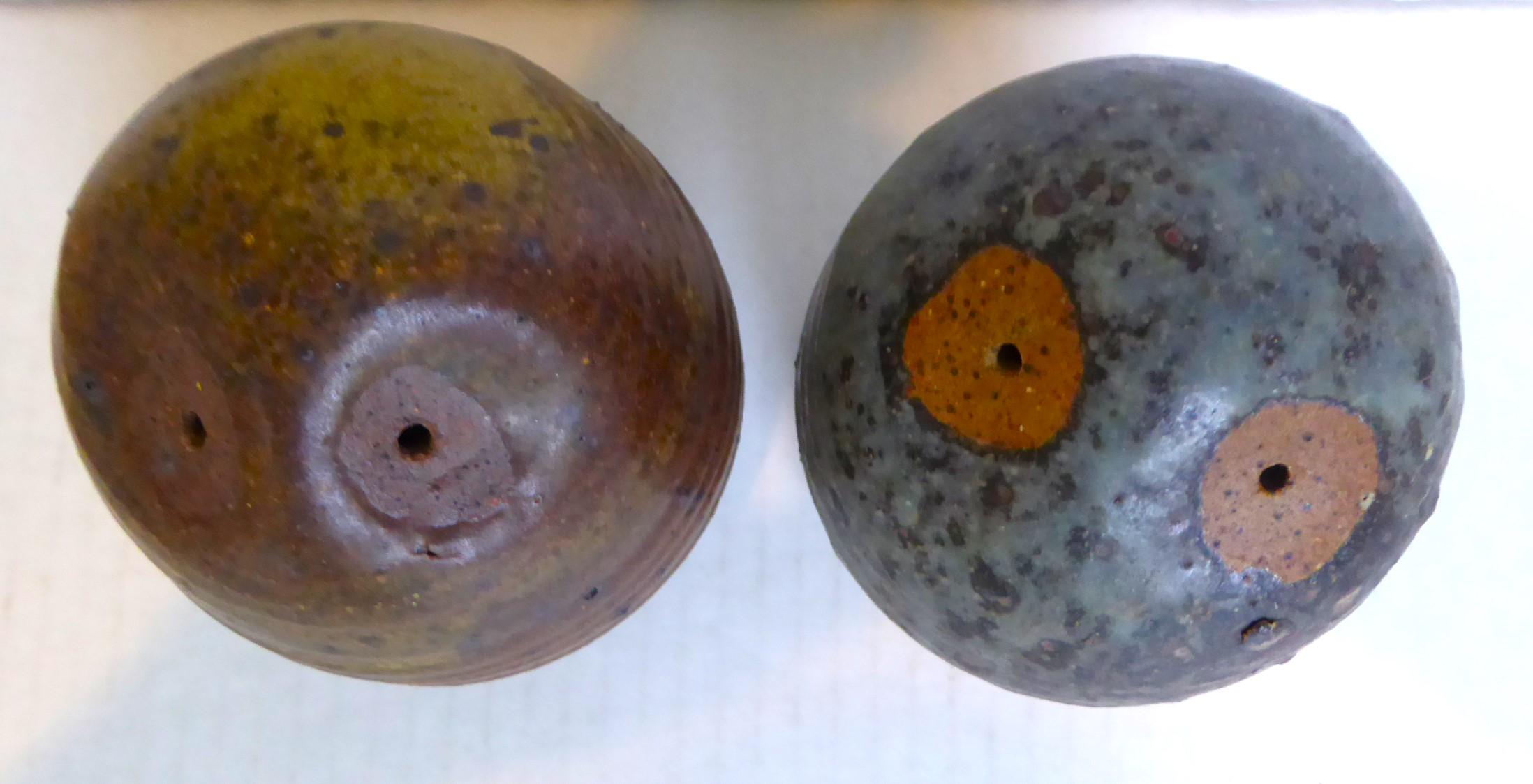 Barbara Garrett (1930-2020) Paar organische Eulen aus Keramik der Jahrhundertwende.  Beide Stücke mit fabelhaft strukturierter, gesprenkelter, glänzender Glasur, die den unteren Rand der Stücke nicht bedeckt.  der Steingutkörper, einer in Braun und