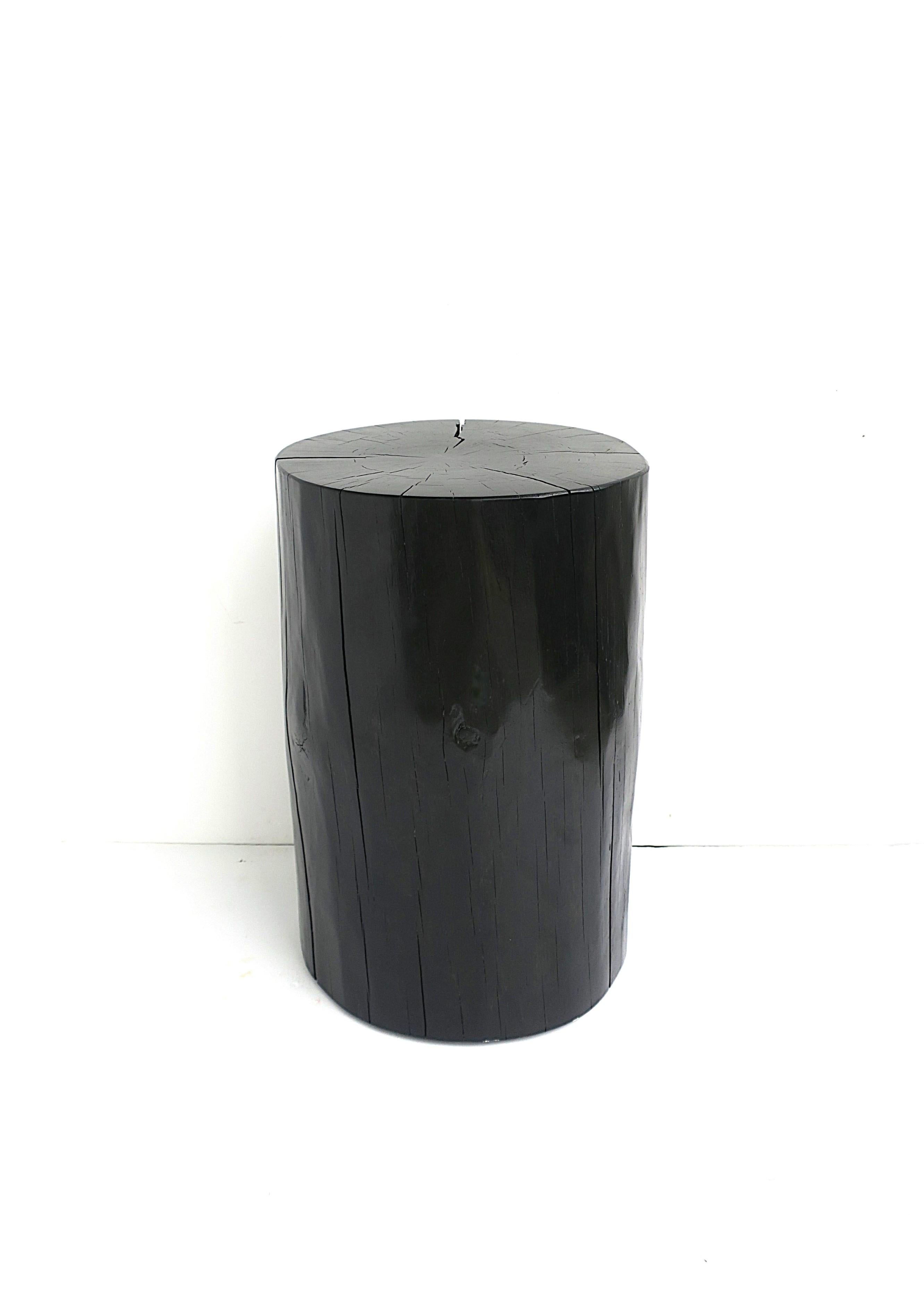 Table d'appoint ou table à boissons à piédestal en tronc d'arbre naturel noir ou en souche, dans le style Organic Modern. La table est un tronc d'arbre naturel fini en noir brillant. Une table d'appoint ou une table à boissons idéale pour tout