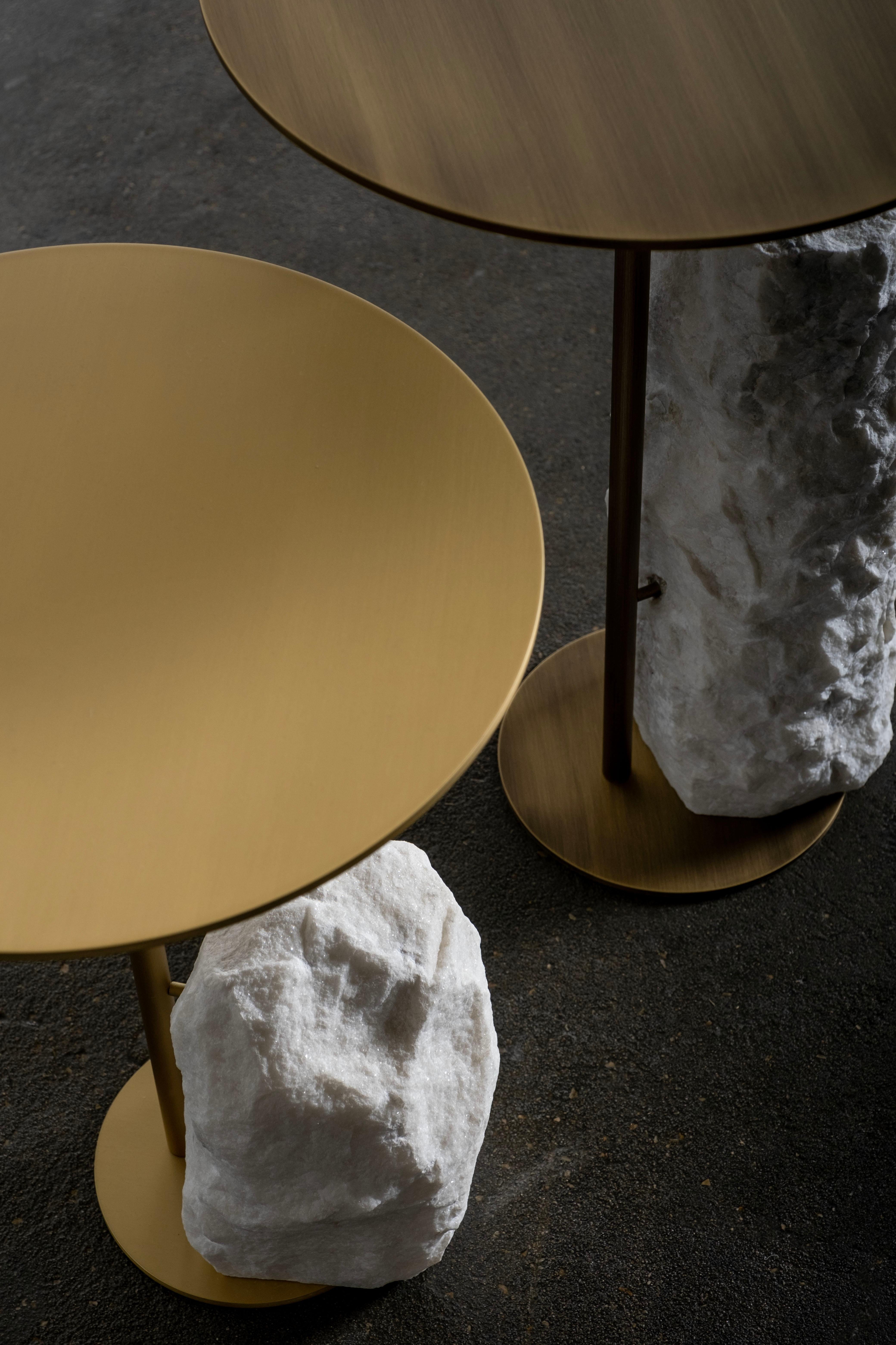 XXIe siècle et contemporain Table d'appoint Pico en marbre Calacatta, fabriquée à la main au Portugal par Greenapple en vente