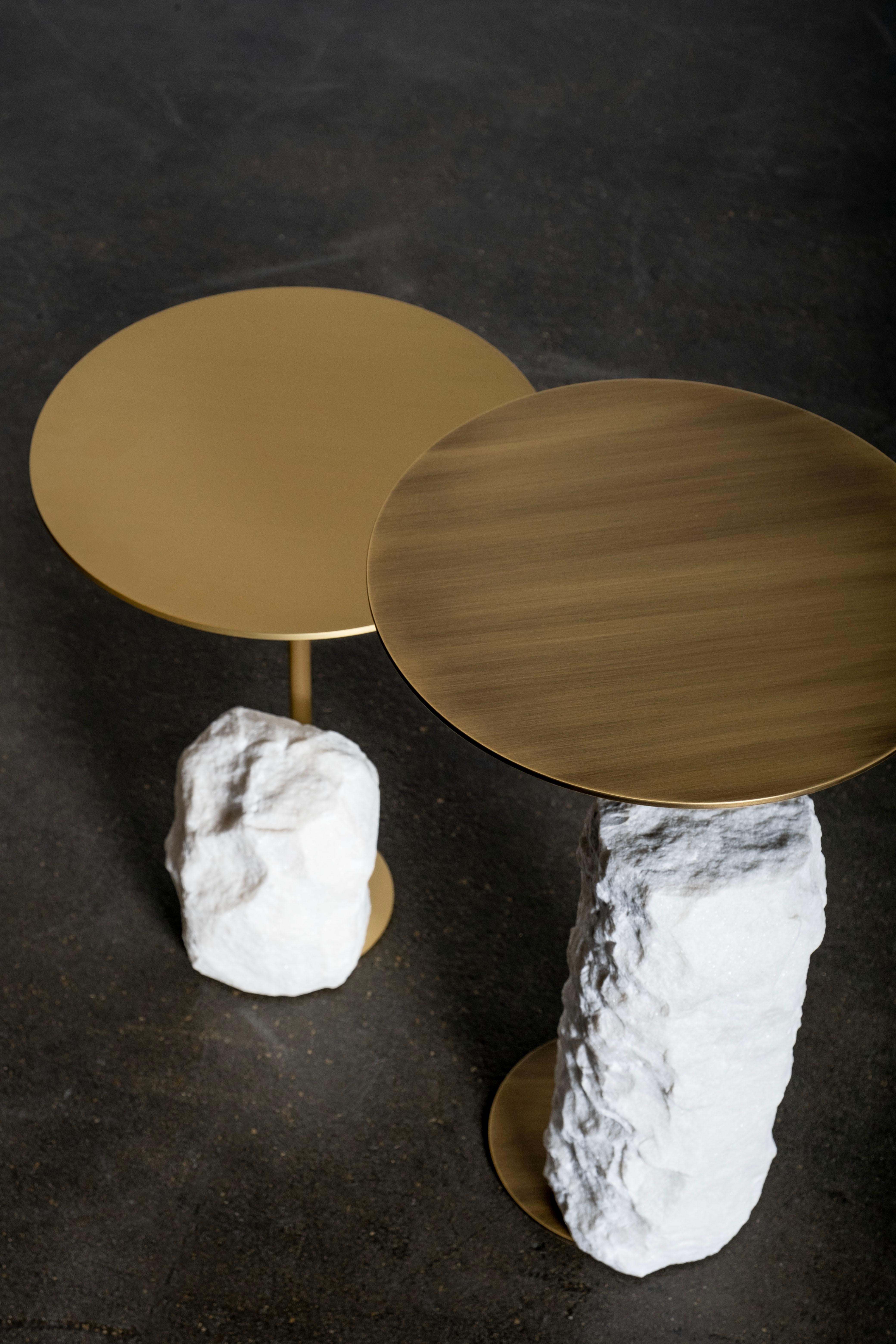 Laiton Table d'appoint Pico en marbre Calacatta, fabriquée à la main au Portugal par Greenapple en vente