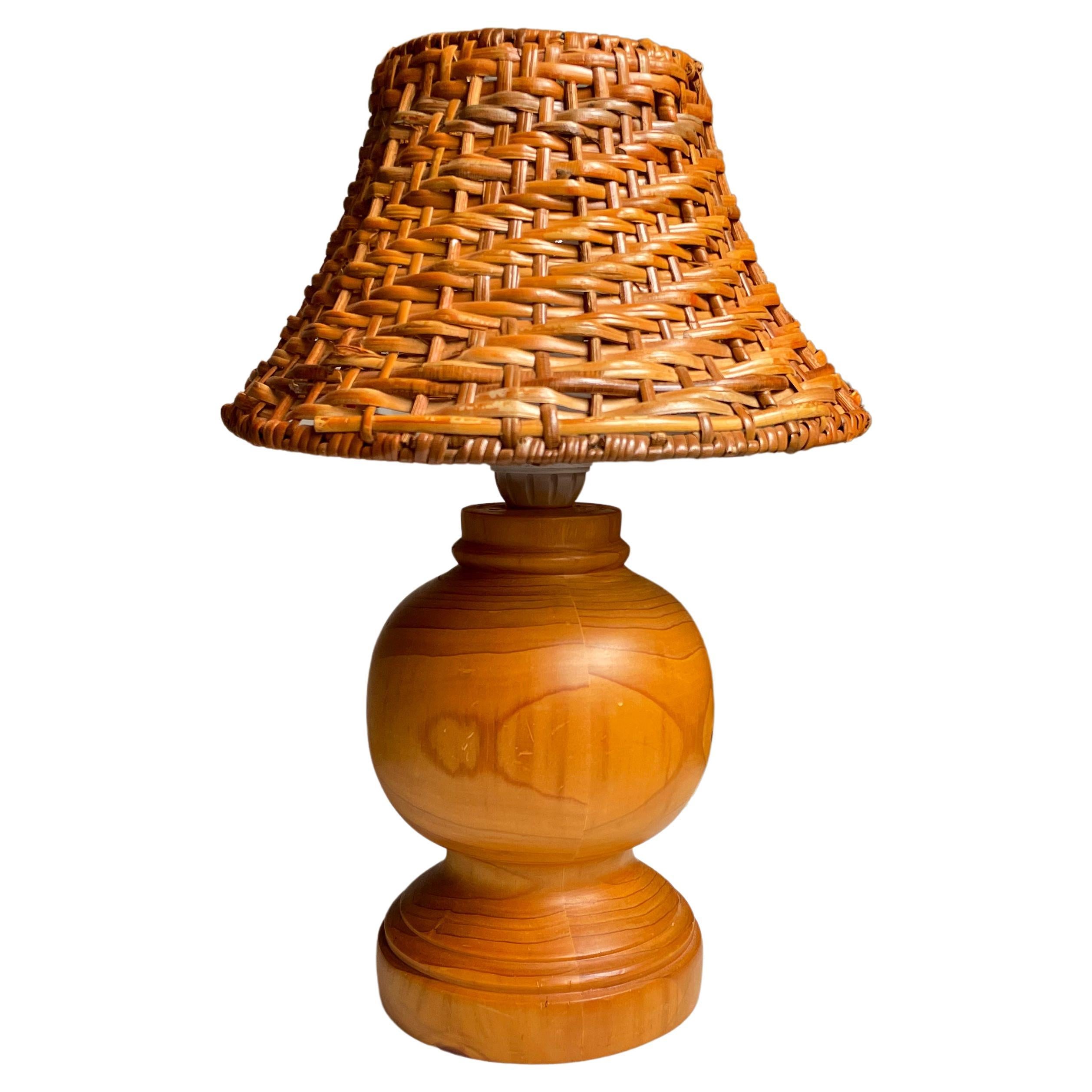 Moderne Lampe aus Kiefernholz mit Rattanschirm, Schweden, 1970er Jahre