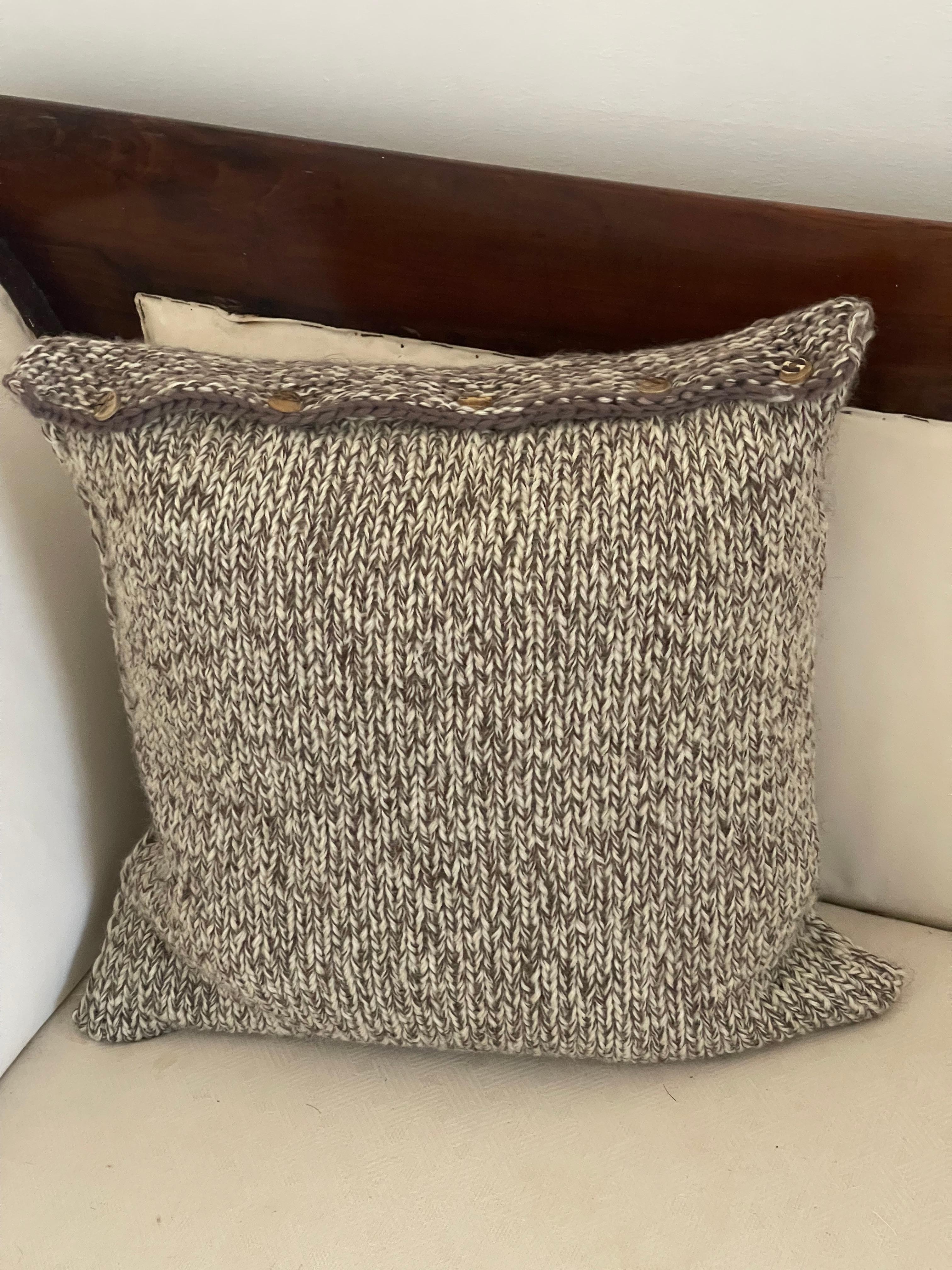 Organic Modernity Pure Wool Handknitted Alpine II Pillow Downs Deer Horn Buttons (Boutons en corne de cerf) Bon état - En vente à Boca Raton, FL