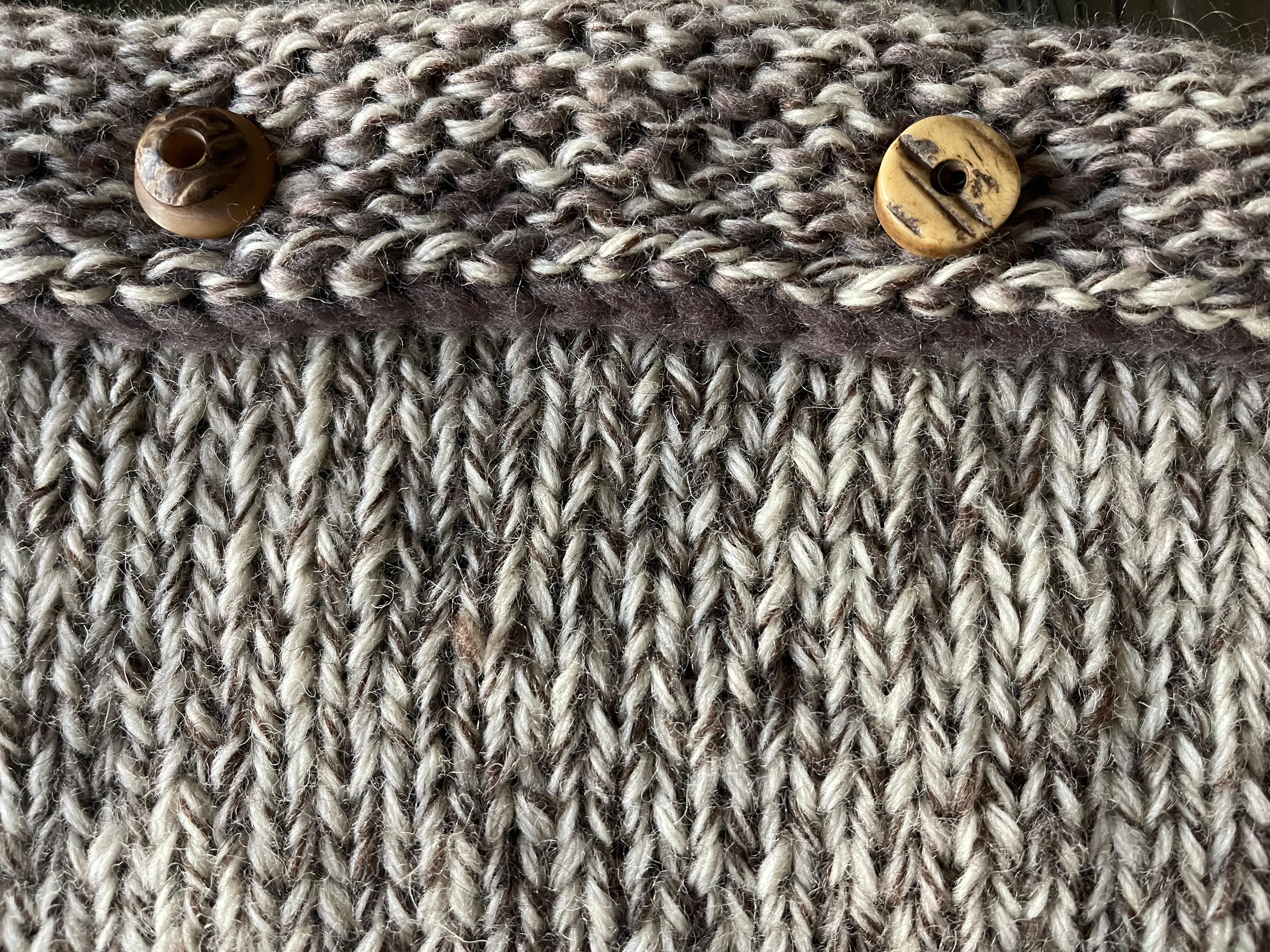 Autrichien Organic Modernity Pure Wool Handknitted Alpine II Pillow Downs Deer Horn Buttons (Boutons en corne de cerf) en vente