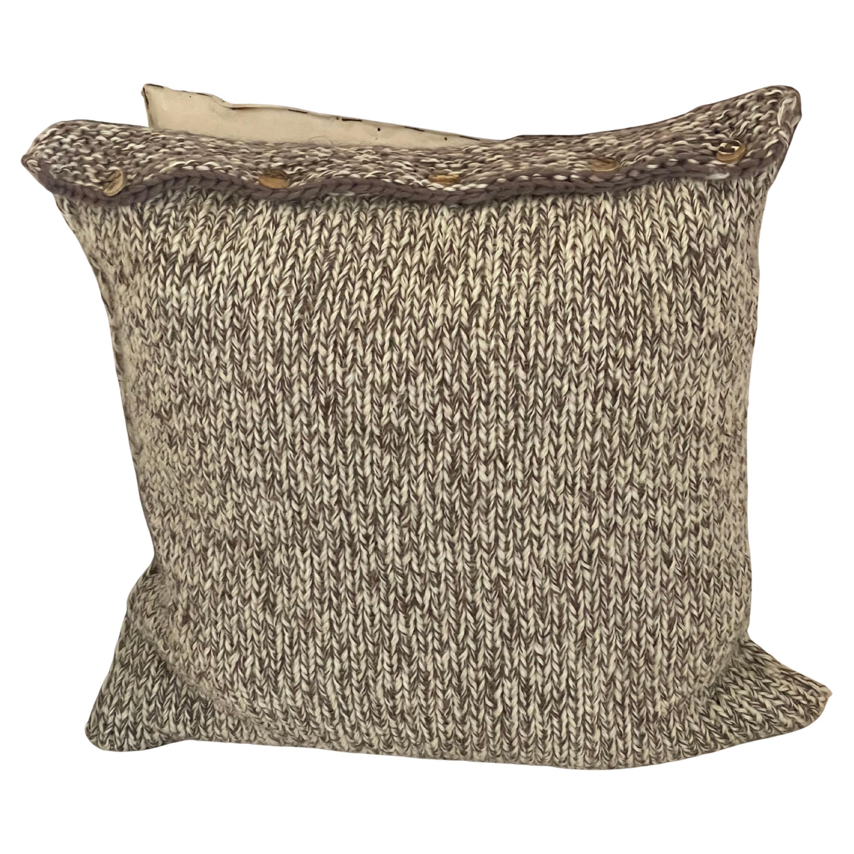 Almohada de plumón de pura lana orgánica moderna tejida a mano "Alpine II" Botones de cuerno de ciervo